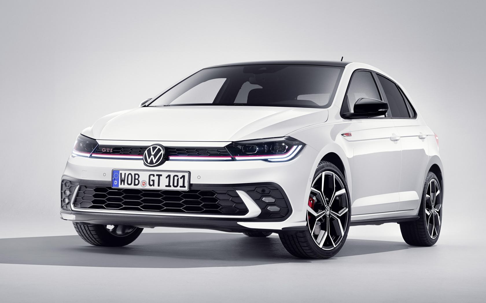 Белый автомобиль  Volkswagen Polo GTI 2021  года вид спереди