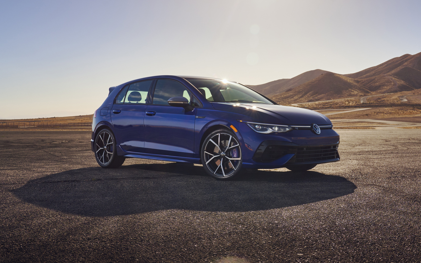 Синий автомобиль  Volkswagen Golf R, 2022 года в пустыне