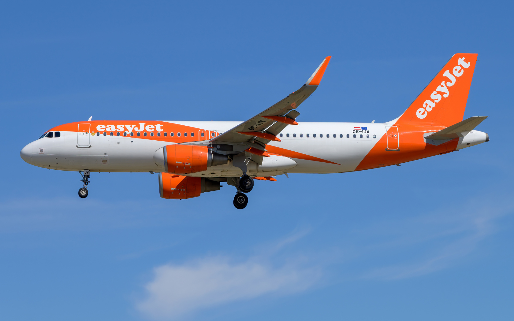 Пассажирский Airbus  A320-200S авиакомпании  EasyJet Europe в море