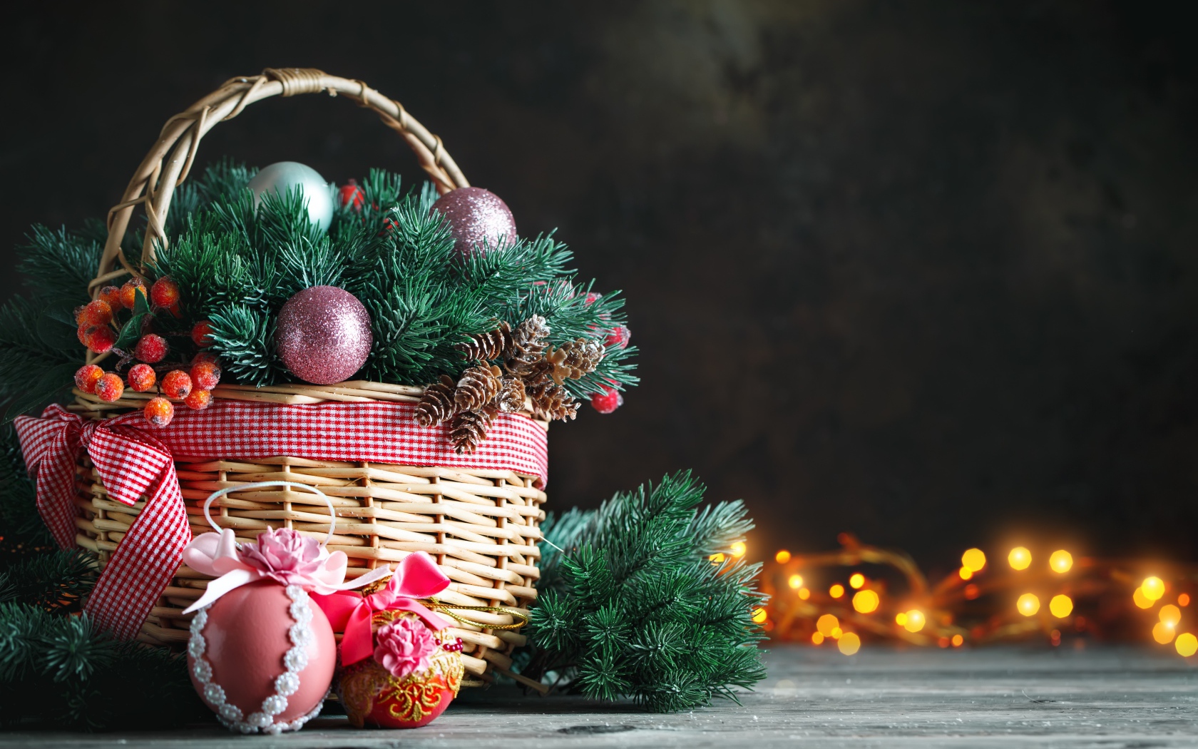 Корзина с еловой веткой и игрушками на Рождество 