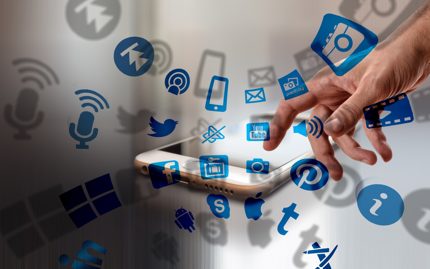 Значки социальных сетей со смартфоном 