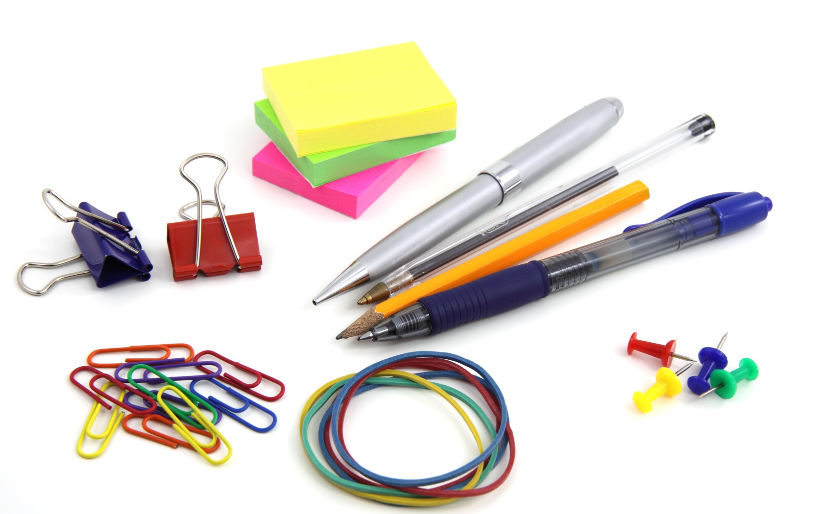 Разные канцелярские предметы на белом фоне