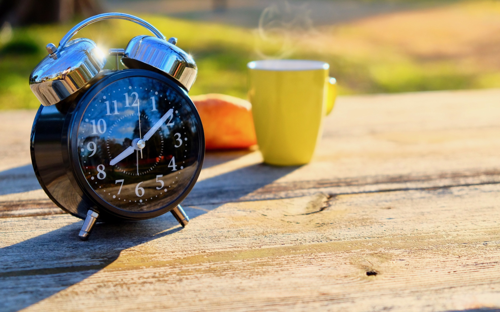 Большой черный будильник на столе