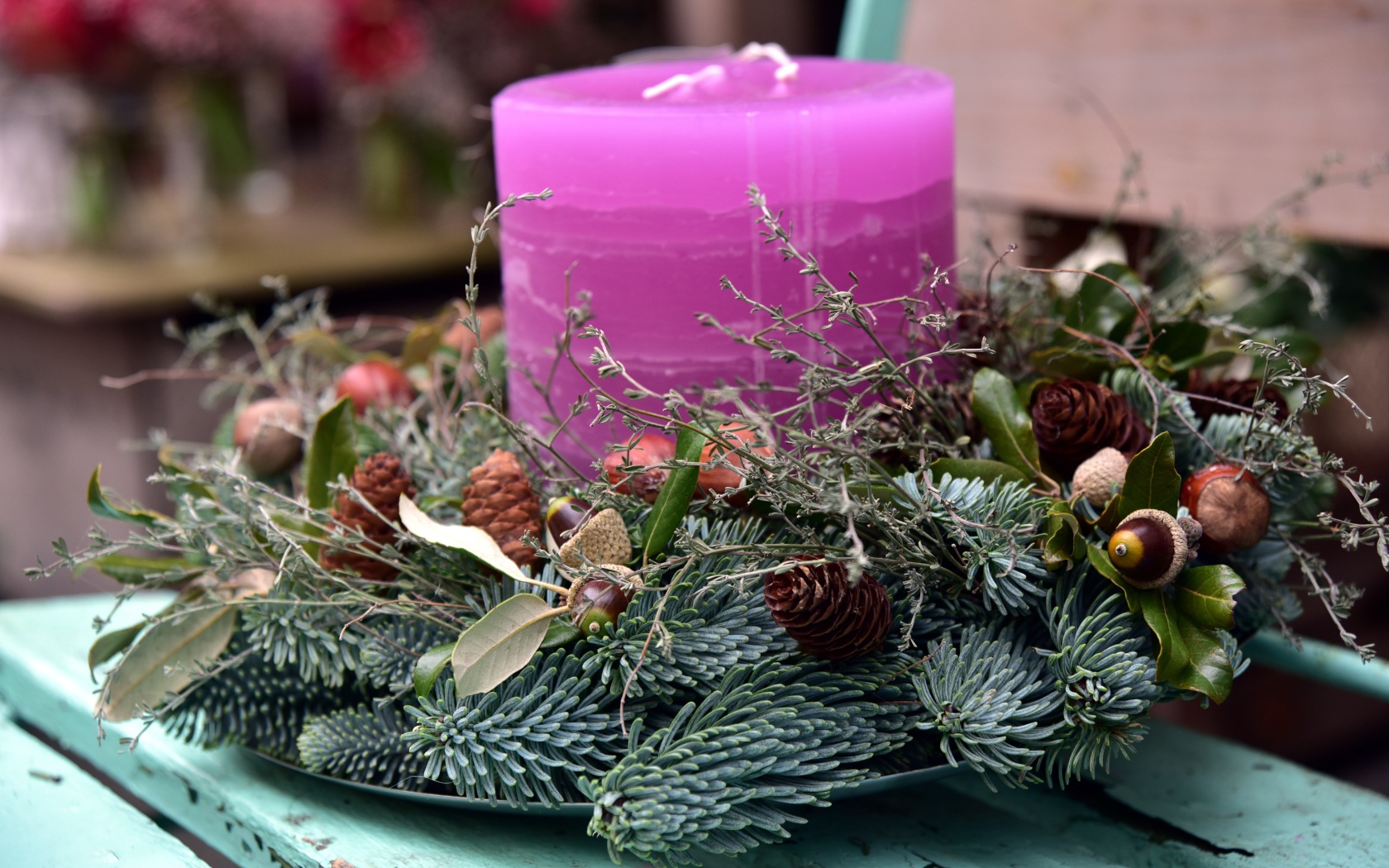 Свеча с венком на лавке 