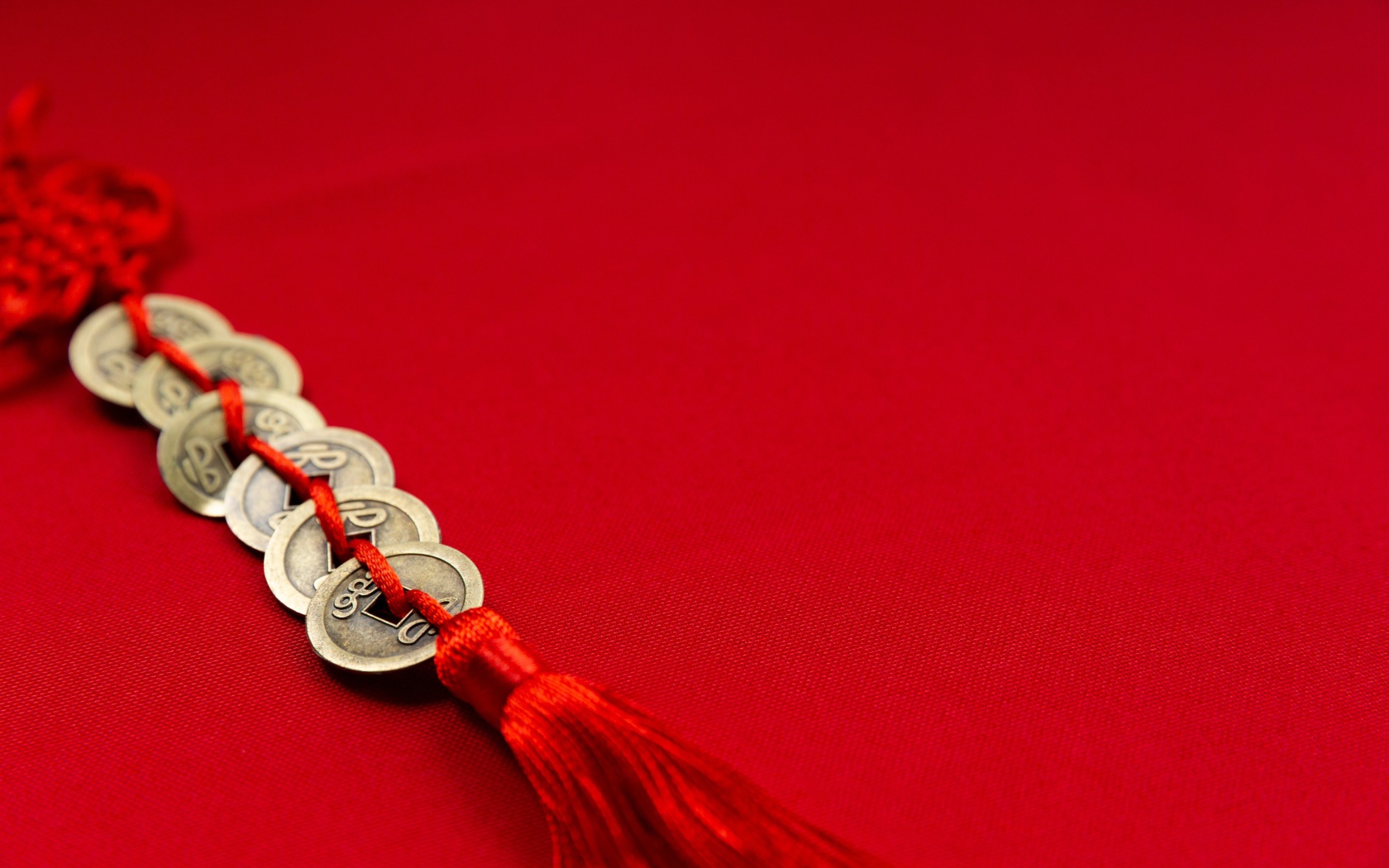 Китайское украшение на красном фоне