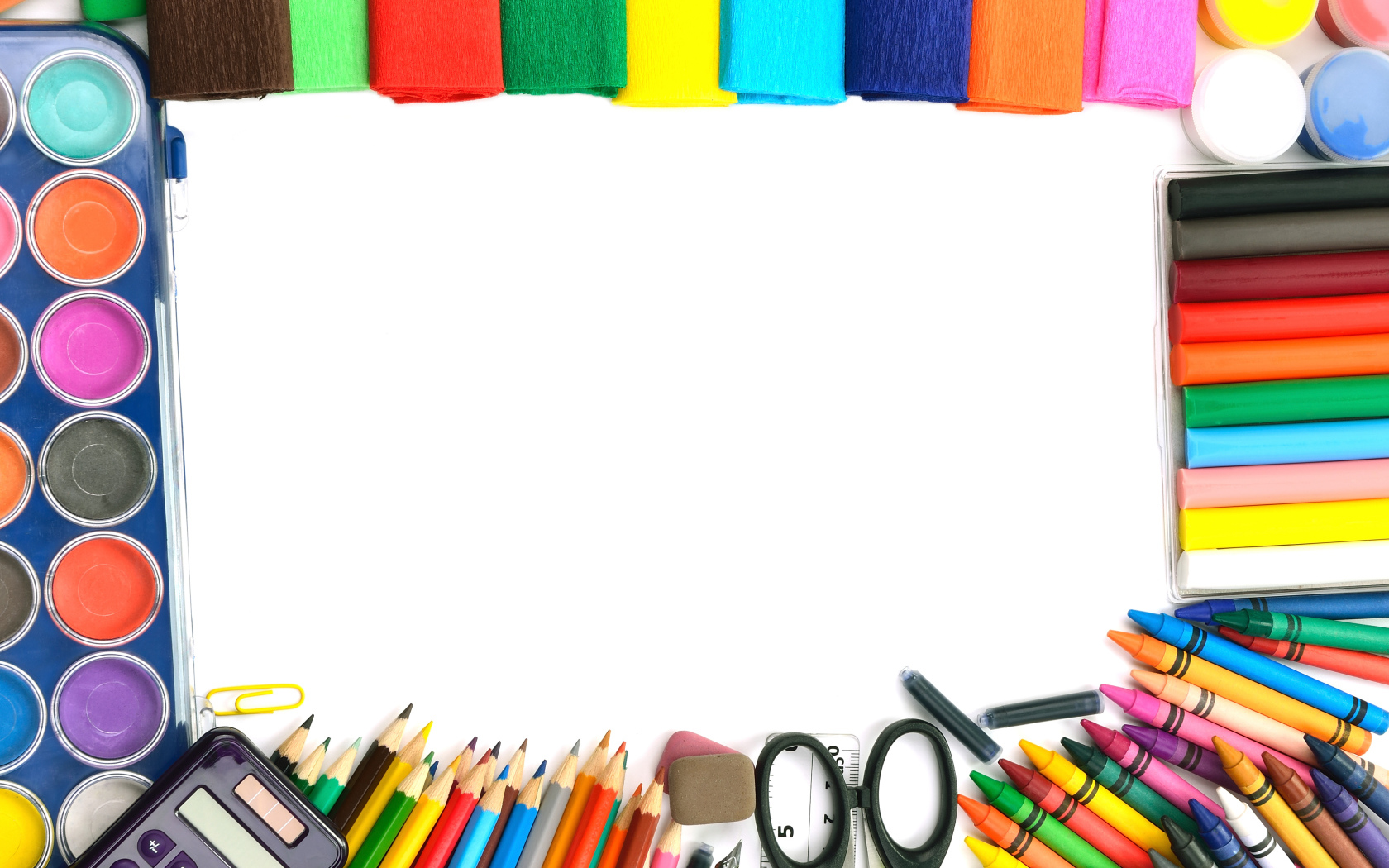 Цветная бумага, краски, фломастеры и карандаши на белом фоне