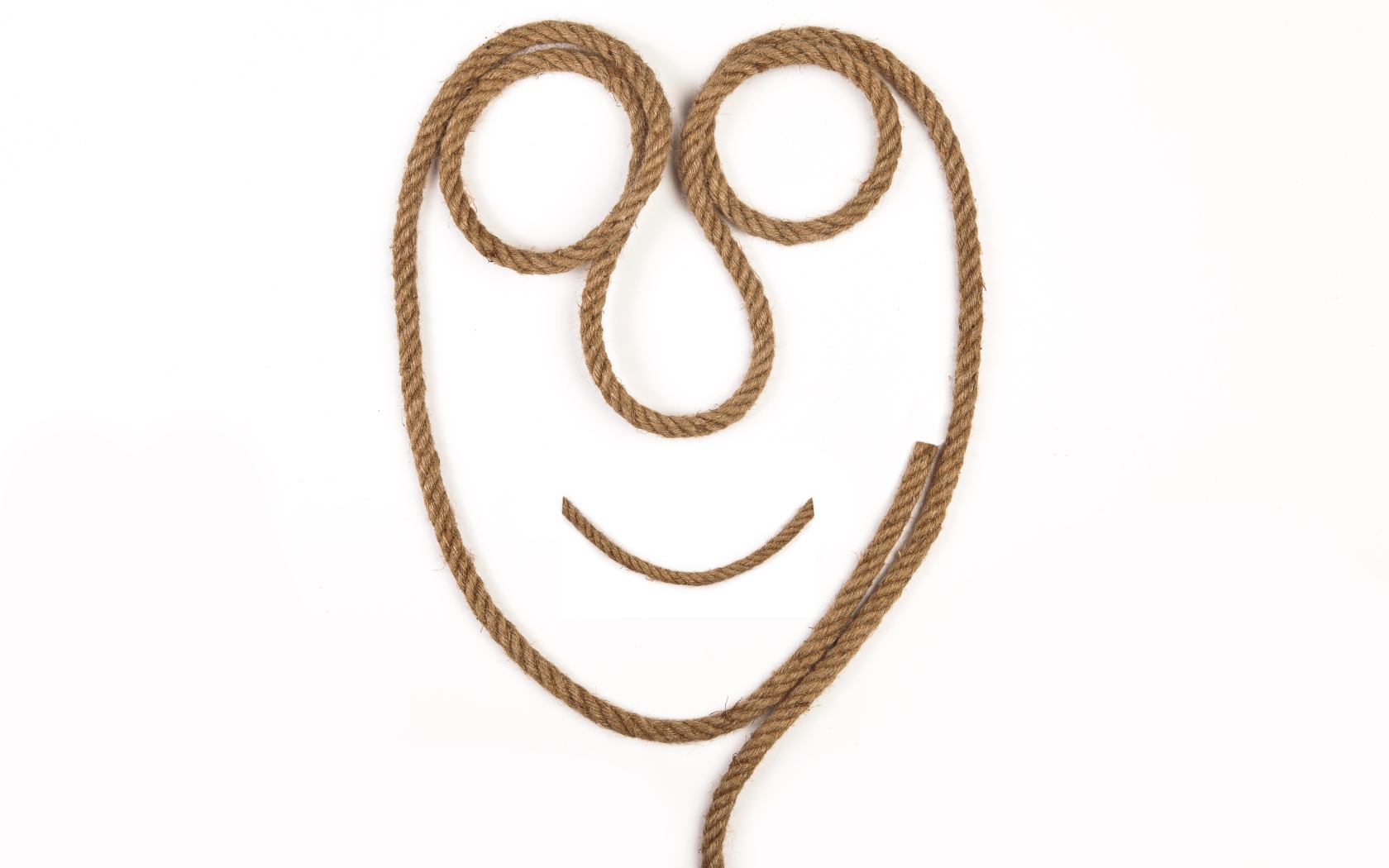 Лицо из веревки на белом фоне