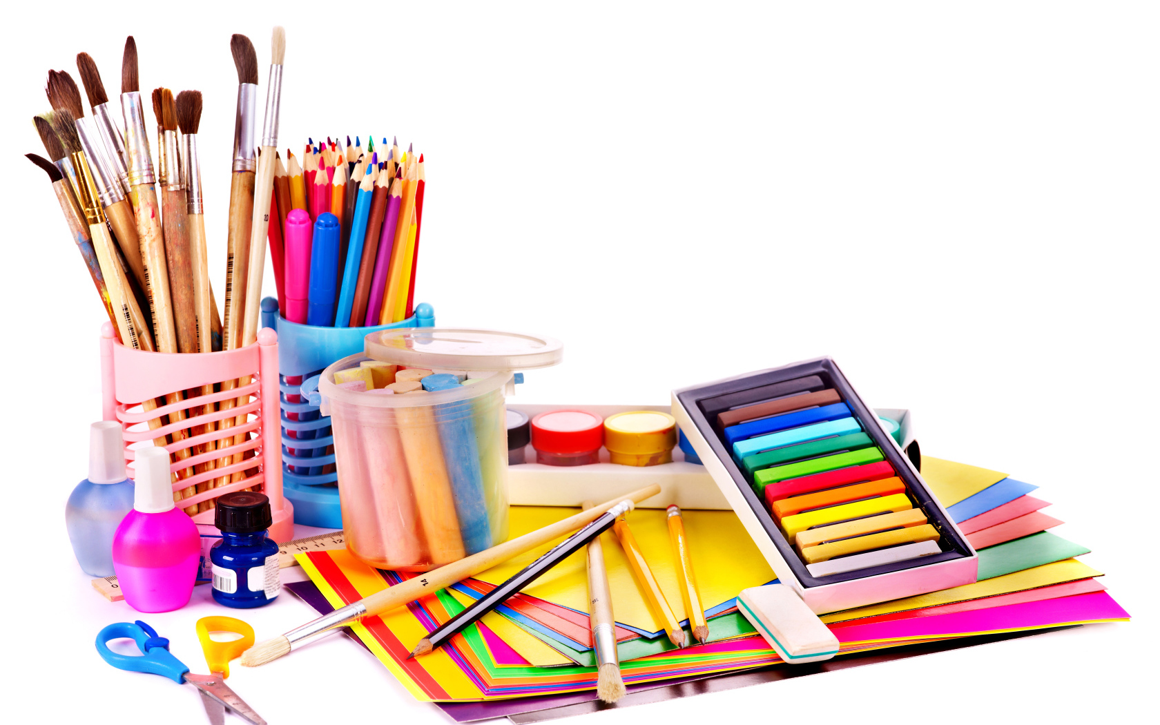 Много разноцветных предметов для рисования на белом фоне 
