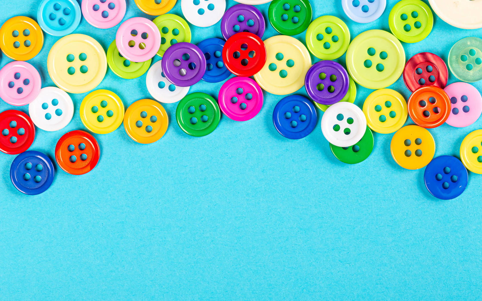 Разноцветные пуговицы на голубом фоне