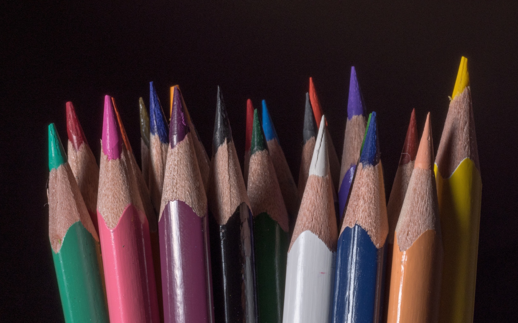 Острые разноцветные карандаши для рисования на черном фоне