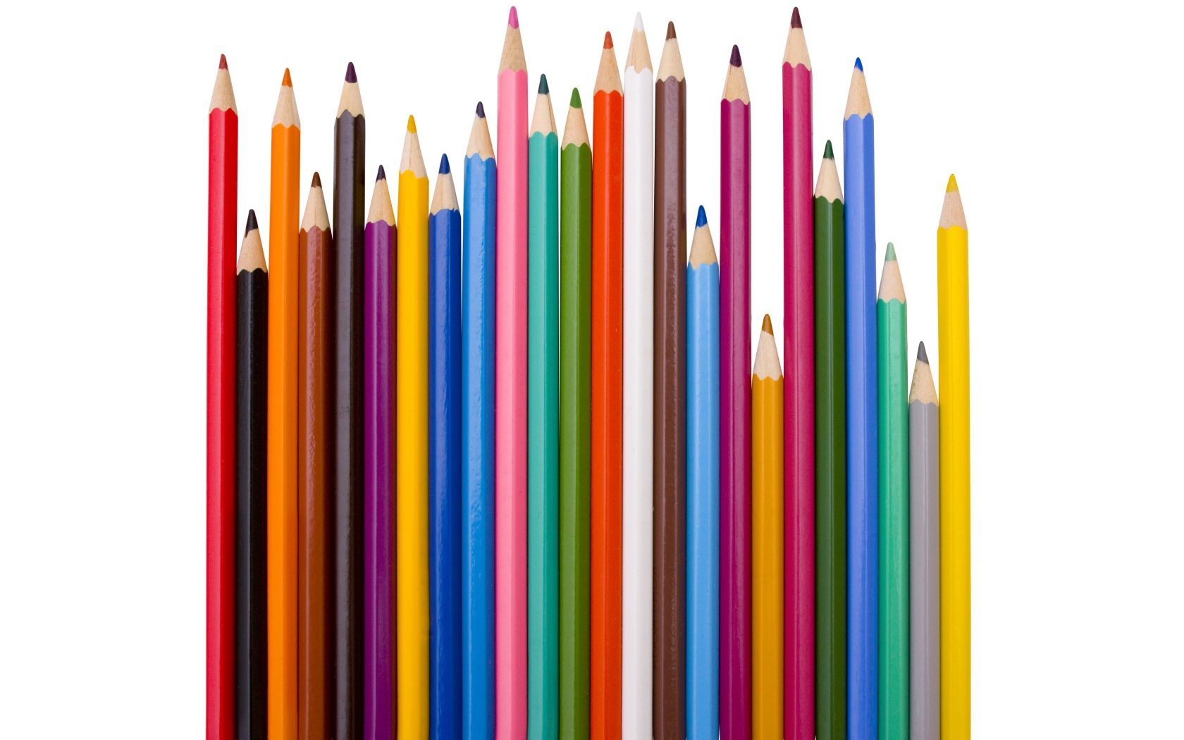 Острые разноцветные карандаши на белом фоне