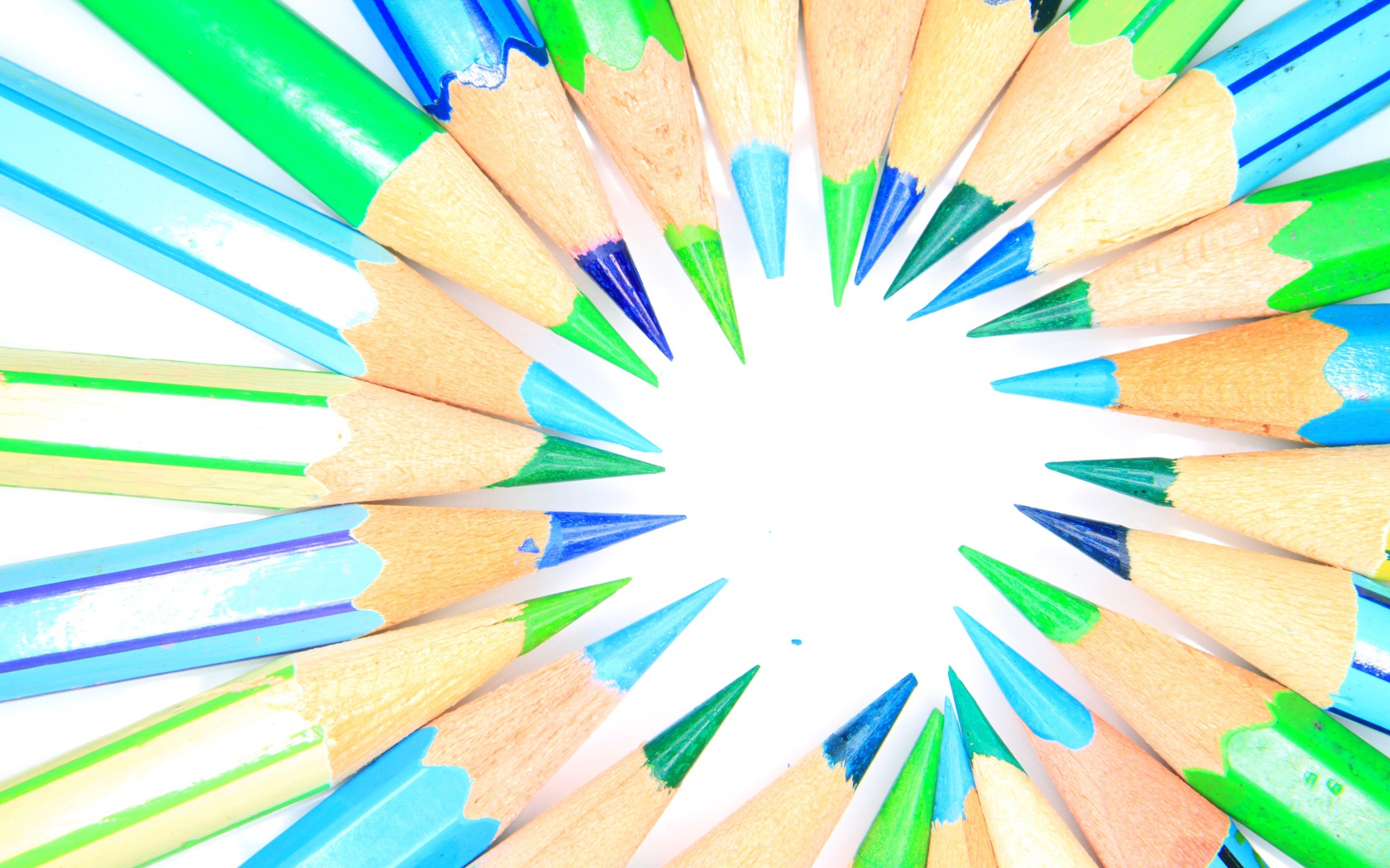 Острые карандаши для рисования на белом фоне