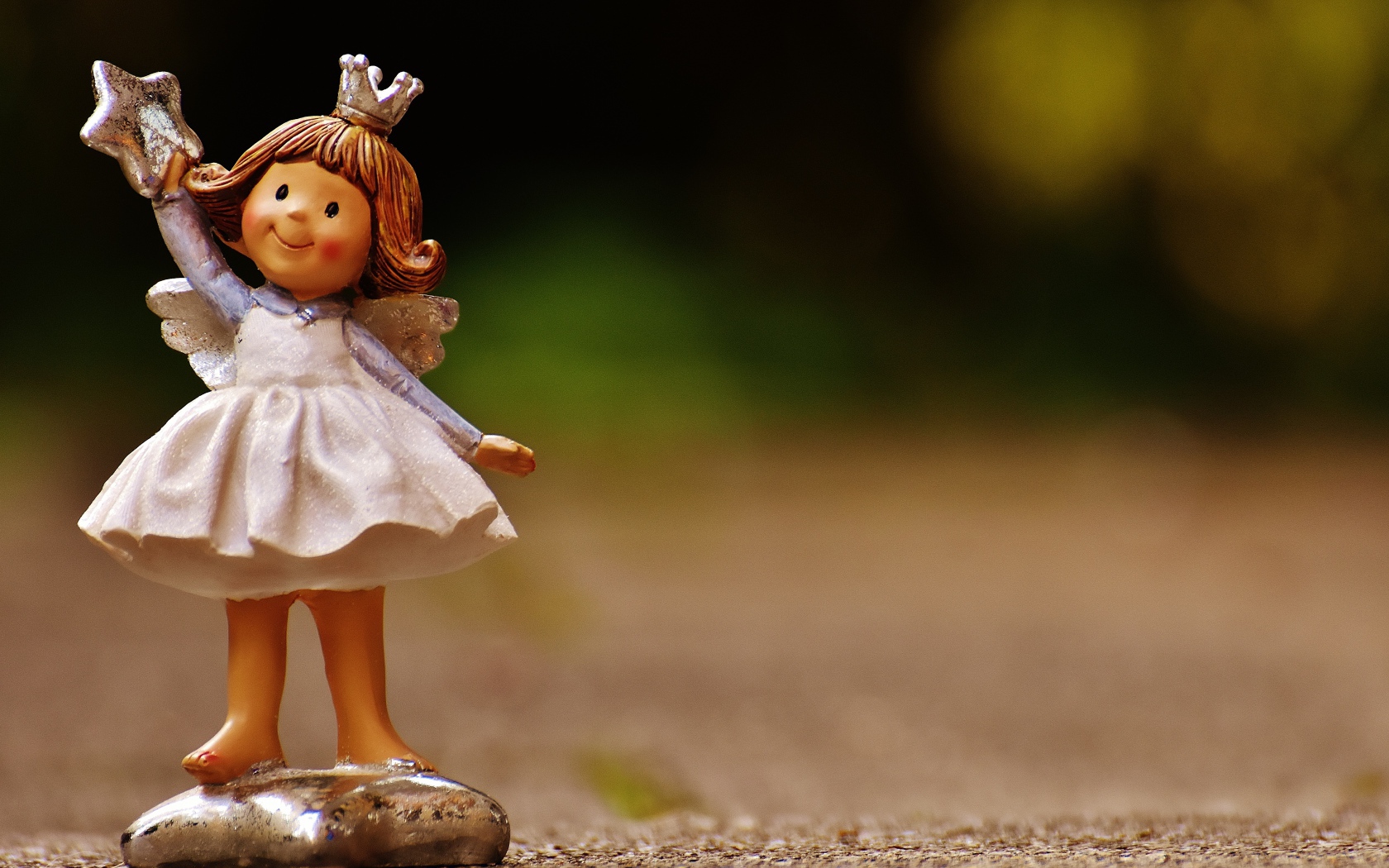 Статуэтка принцесса стоит на асфальте 