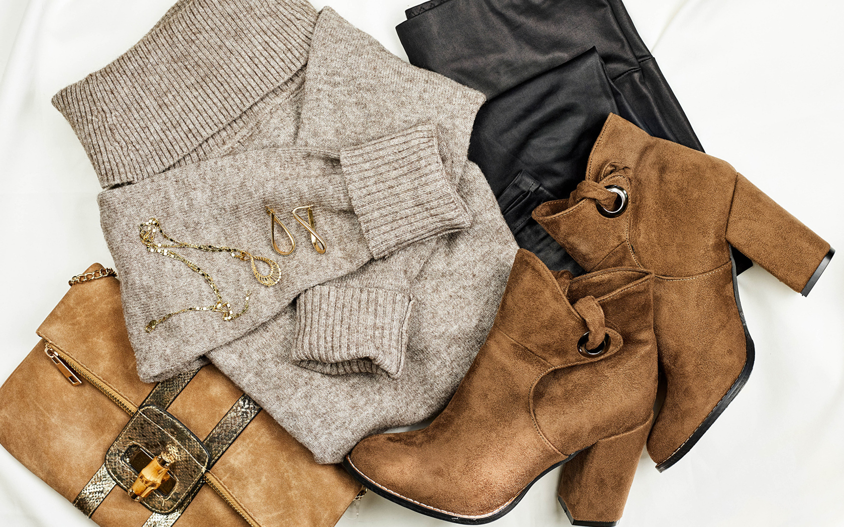 Свитер,сапоги и сумка на белом фоне