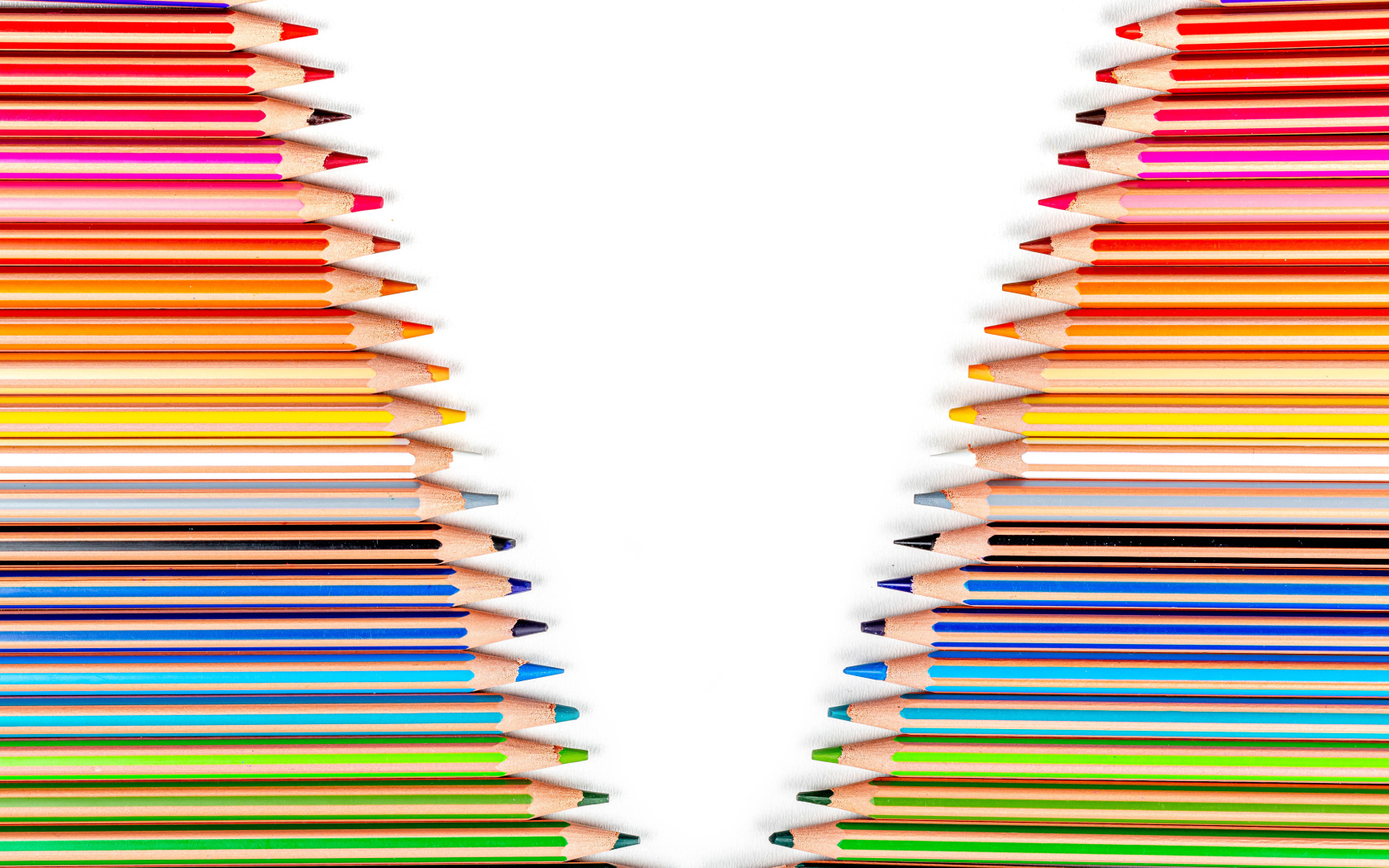 Края белого фона выложены карандашами 