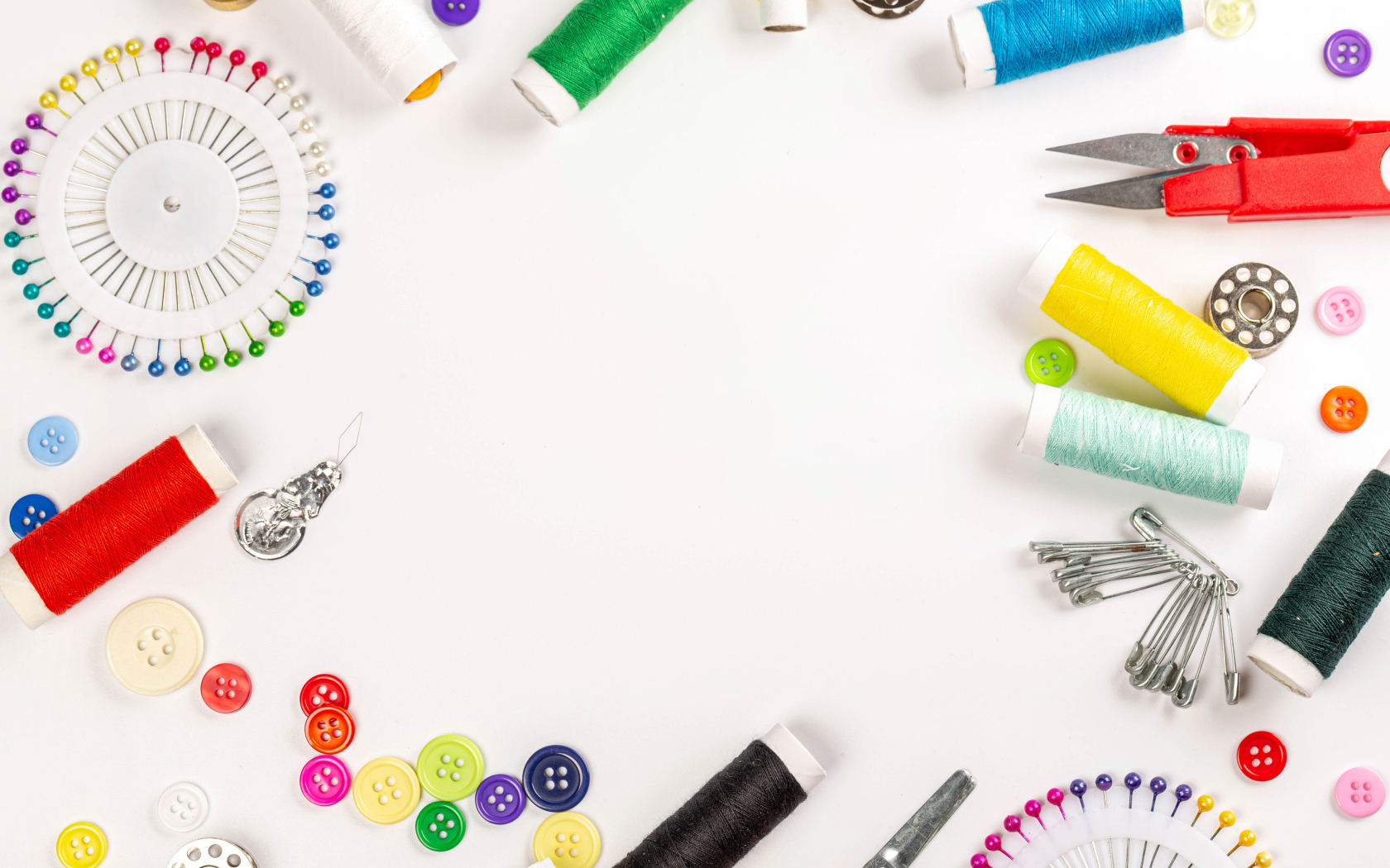 Разные предметы для шитья на белом фоне 