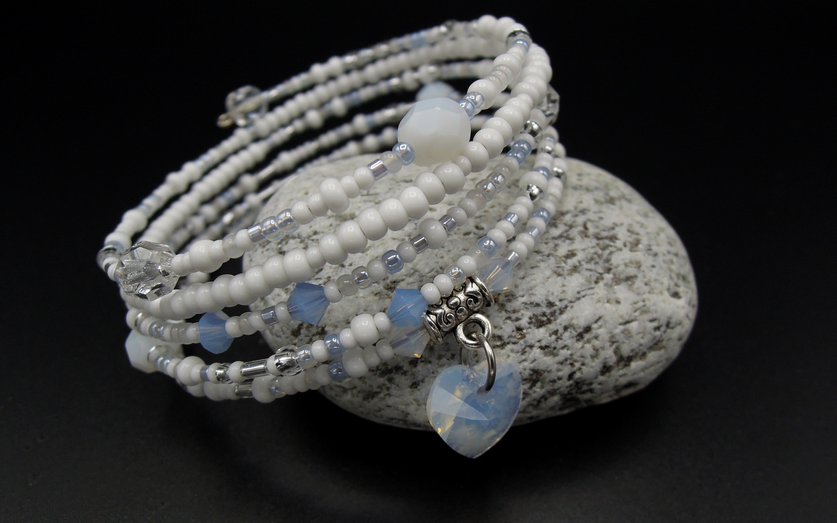 Браслет на руку с камнем на черном фоне