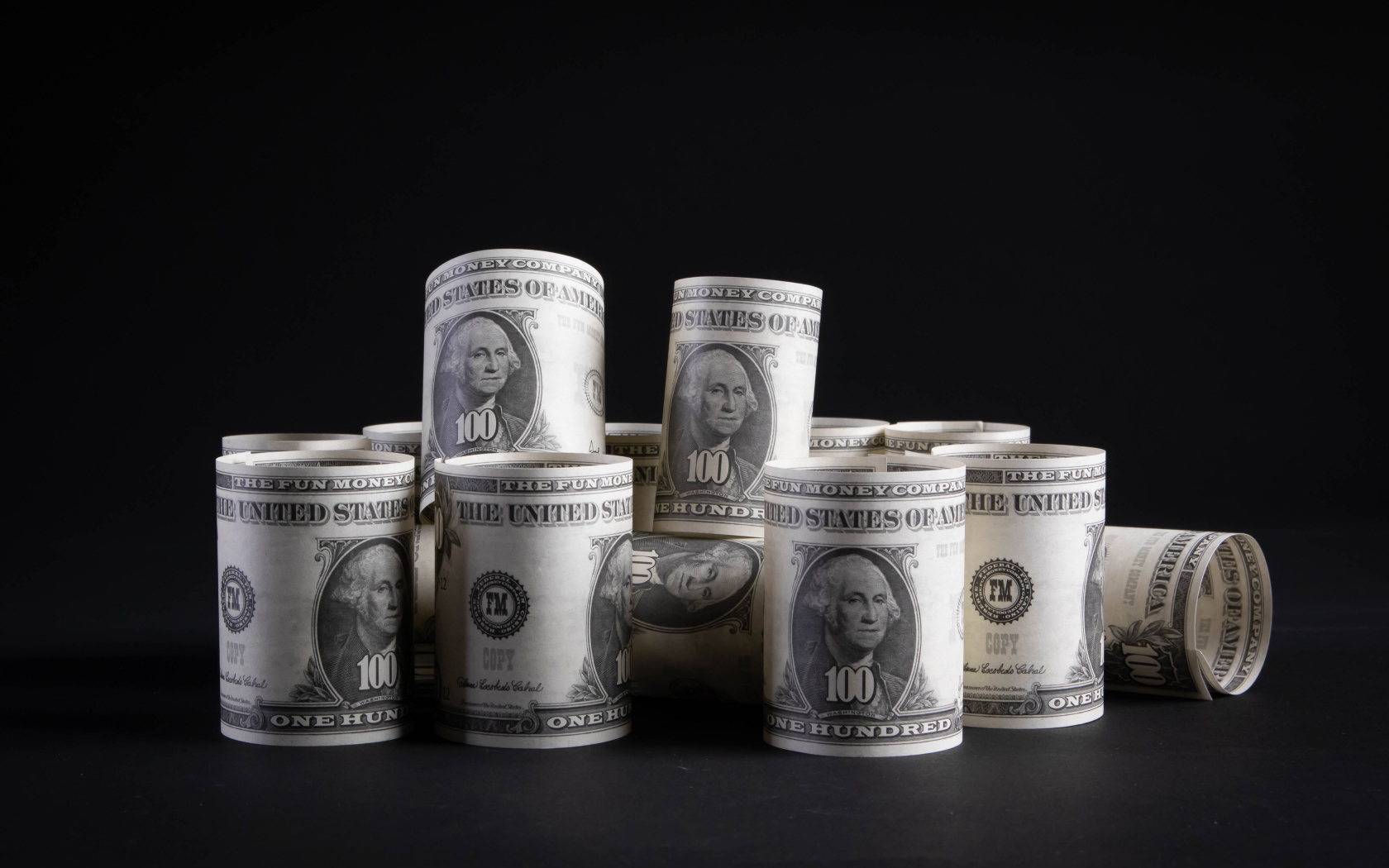 Банкноты сто долларов скручены в трубочки 