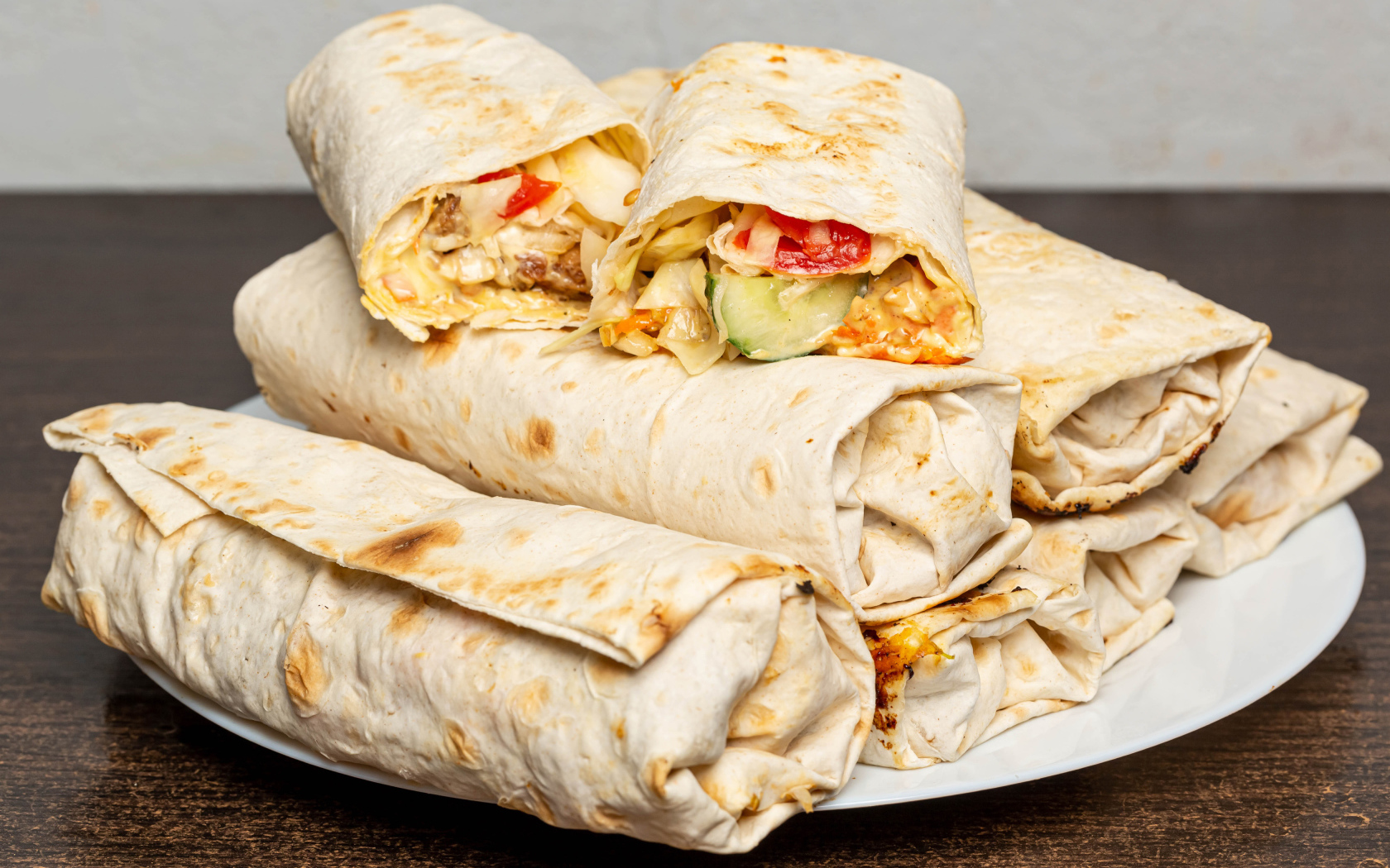 Аппетитная шаурма в лаваше на столе 