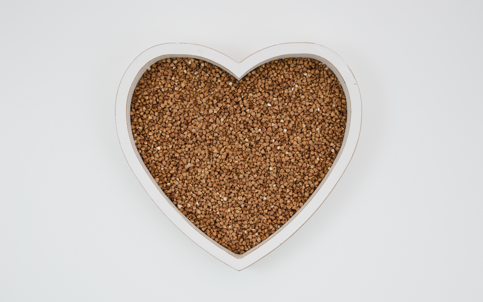 Большое белое сердце с гречневой крупой  