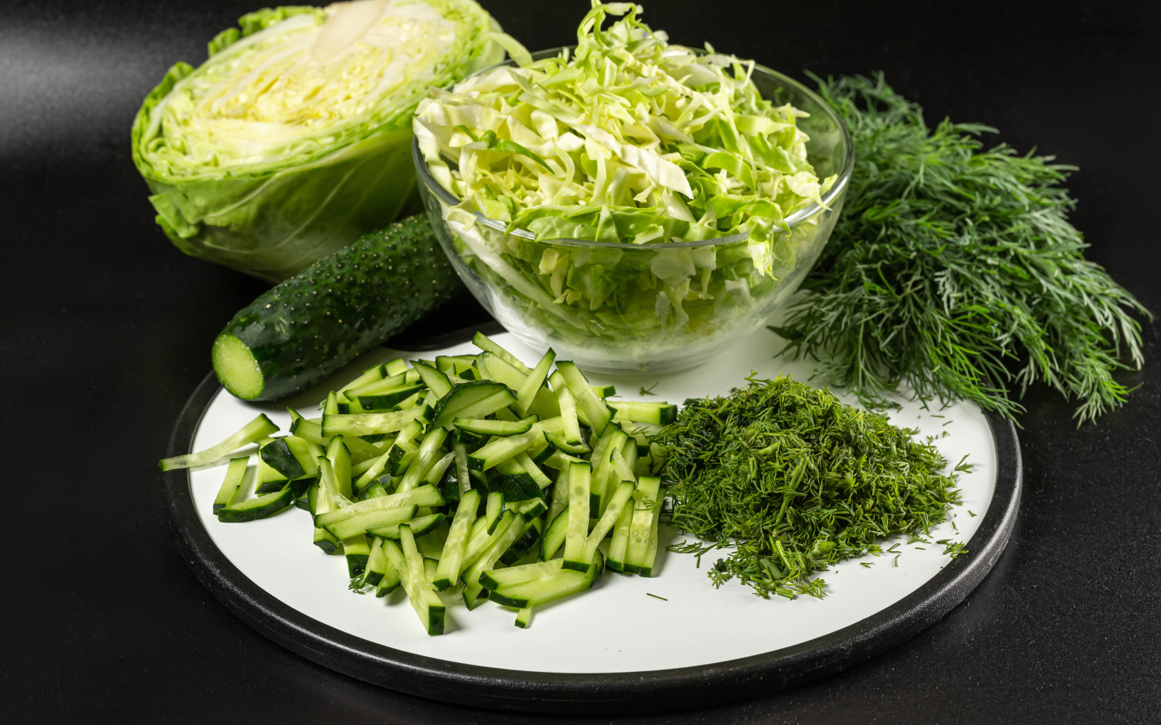 Салат с капусты на столе с огурцами и укропом 