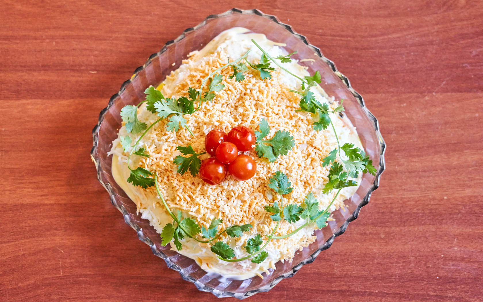 Хрустальная тарелка с салатом на столе