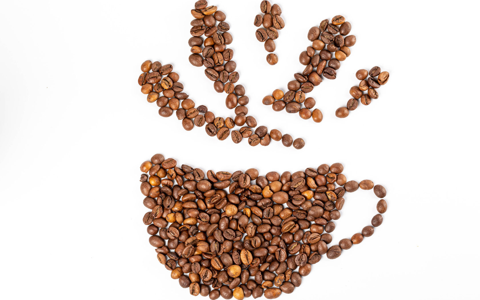 Рисунок из кофейных зерен на белом фоне 
