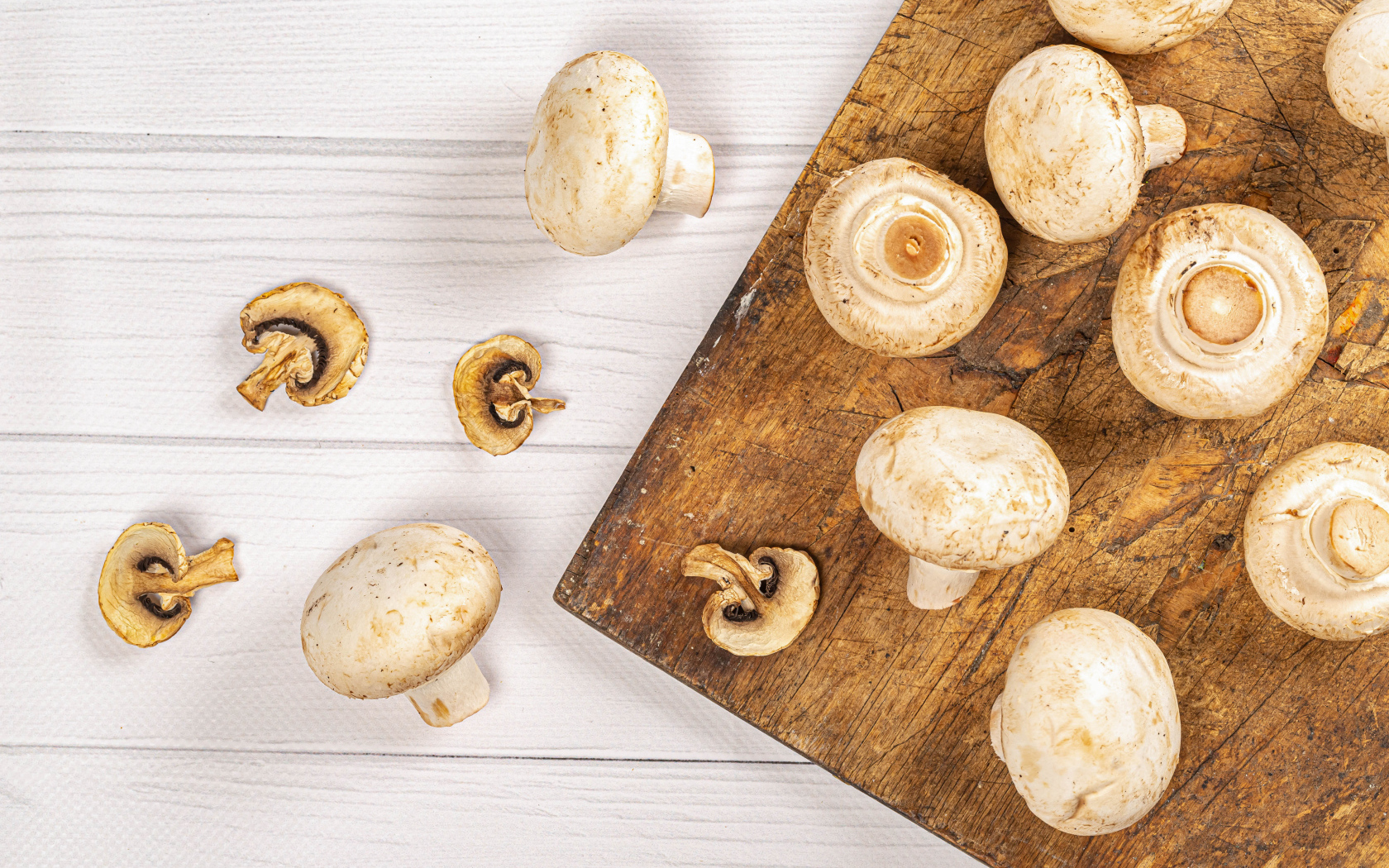 Свежие шампиньоны на разделочной доске