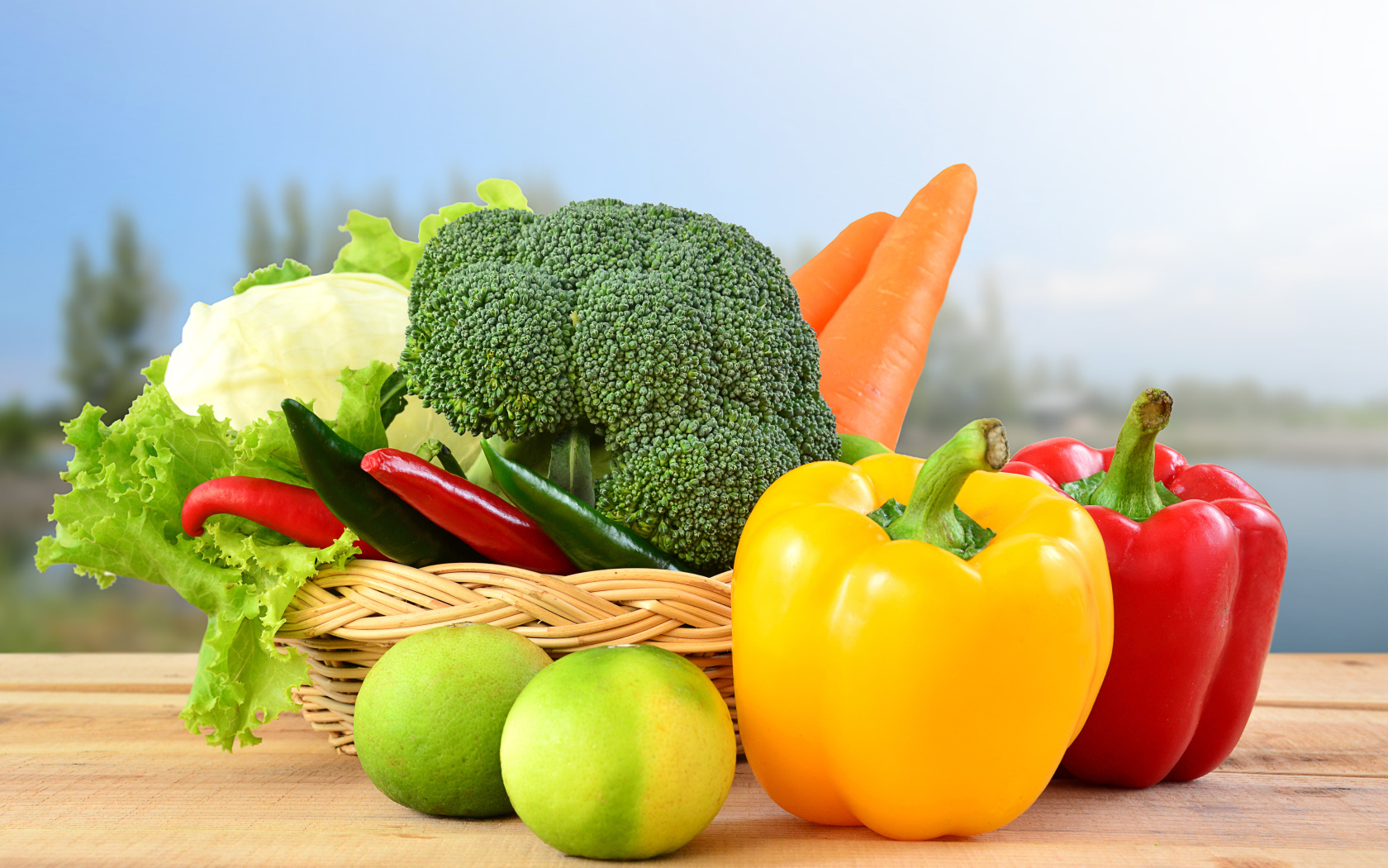 Свежий перец, брокколи и морковь на столе 