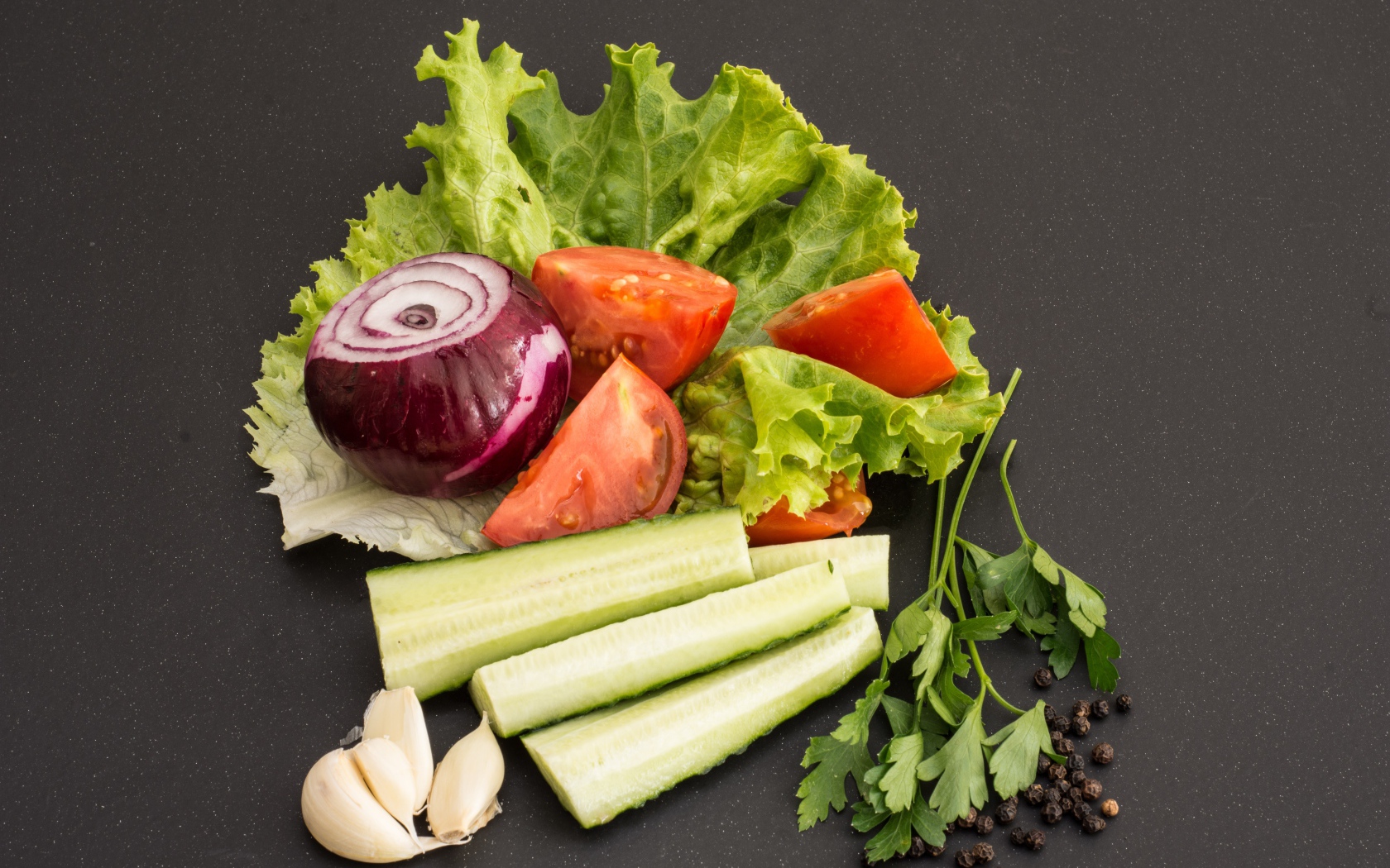 Свежие помидоры, огурцы, лук и листья салата 