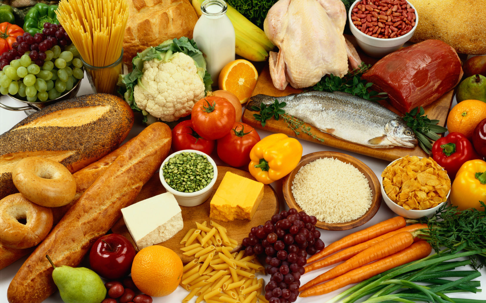 Много свежих продуктов на столе 