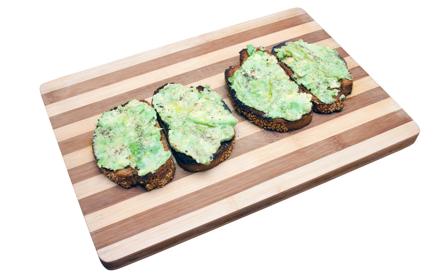 Бутерброды с черного хлеба на доске на белом фоне