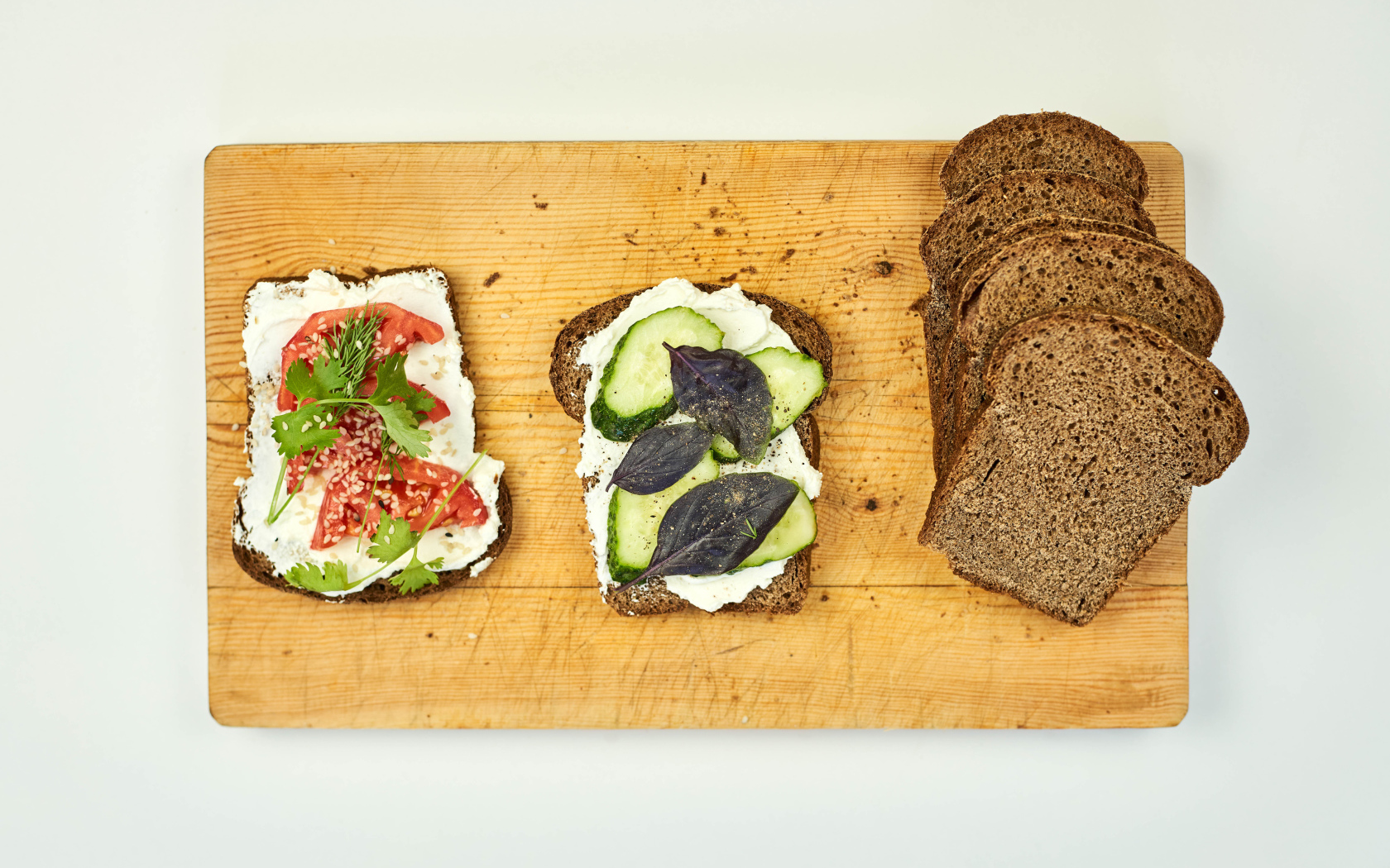 Бутерброды с черным хлебом на столе