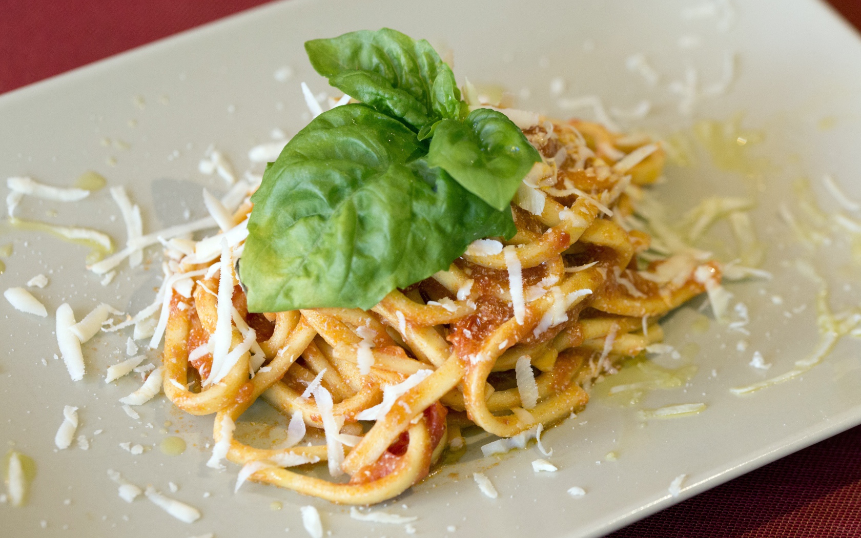 Спагетти с сыром и листьями базилика 