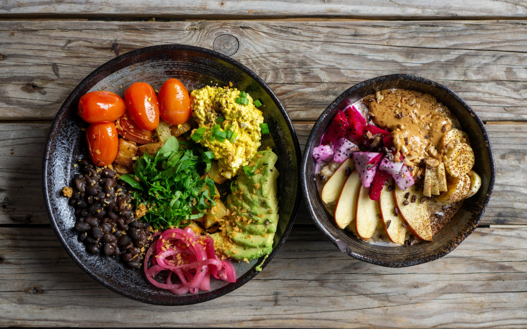 Вегетарианские блюда в тарелке на столе