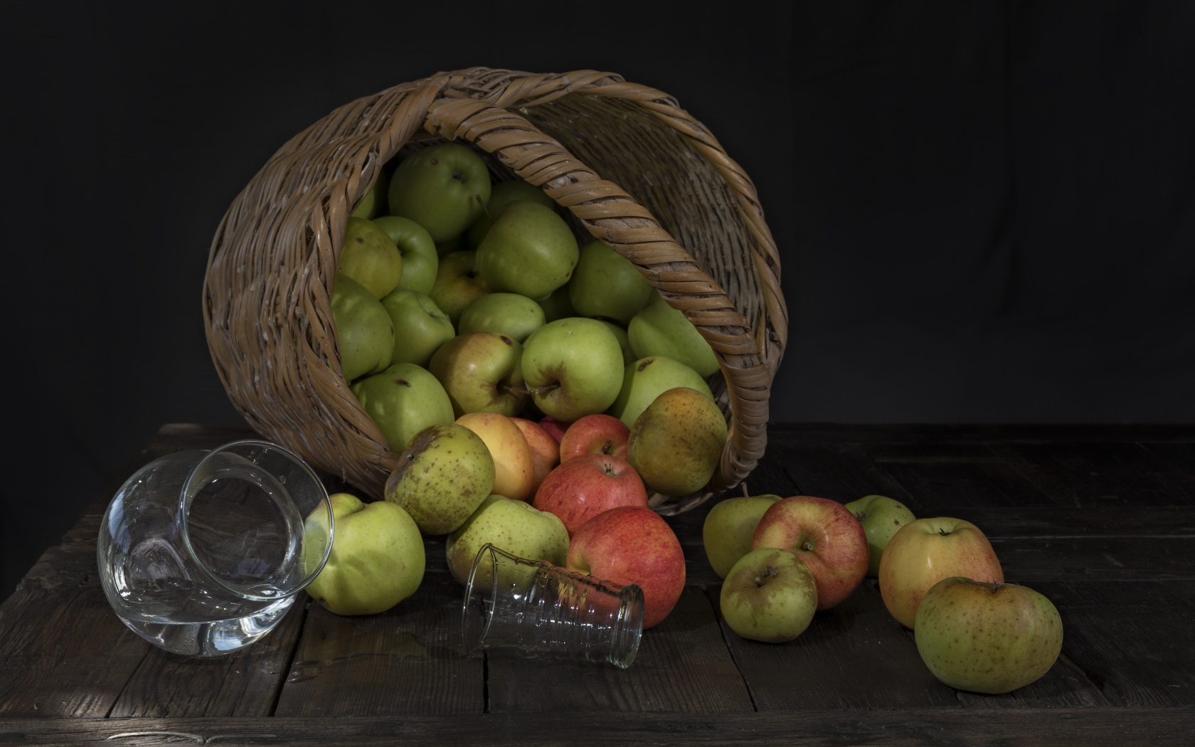 Корзина красивый спелых яблок на столе