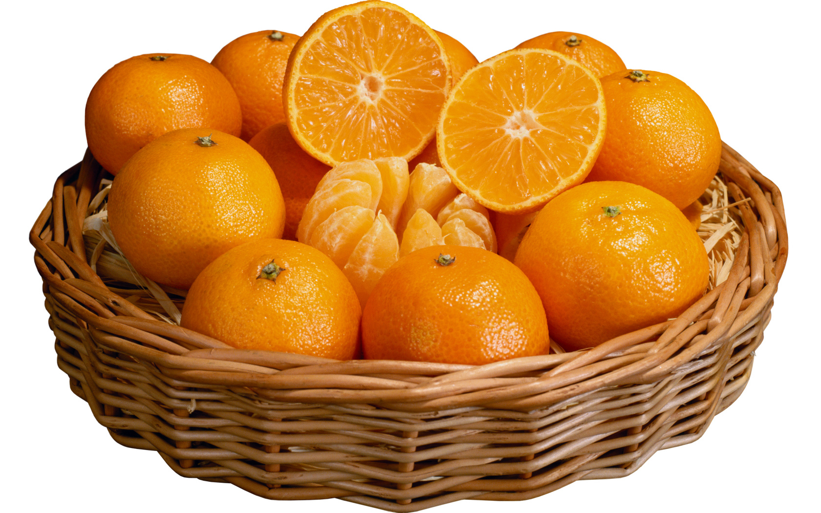 Корзина спелых плодов апельсина на белом фоне
