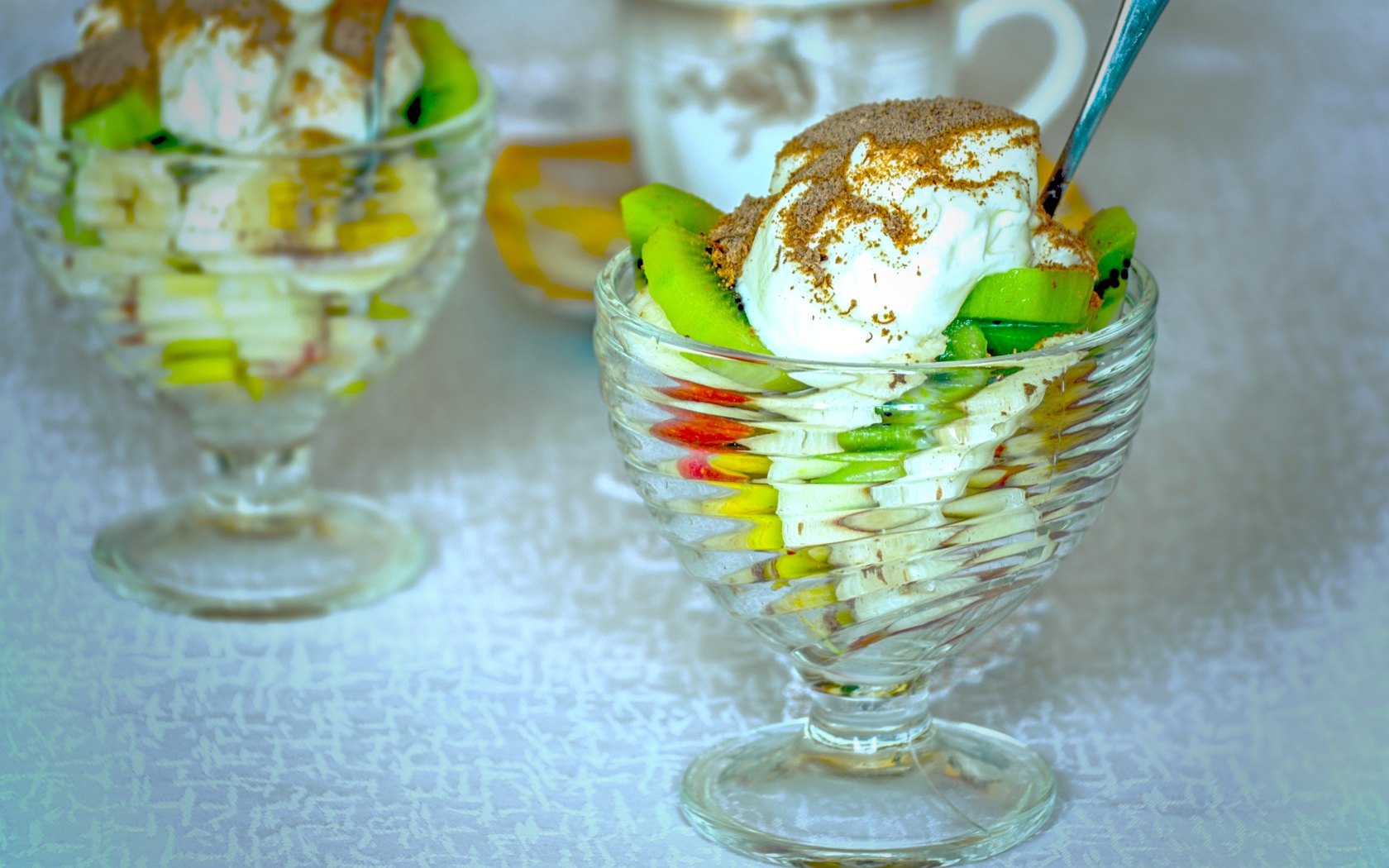 Десерт с фруктами и взбитыми сливками 