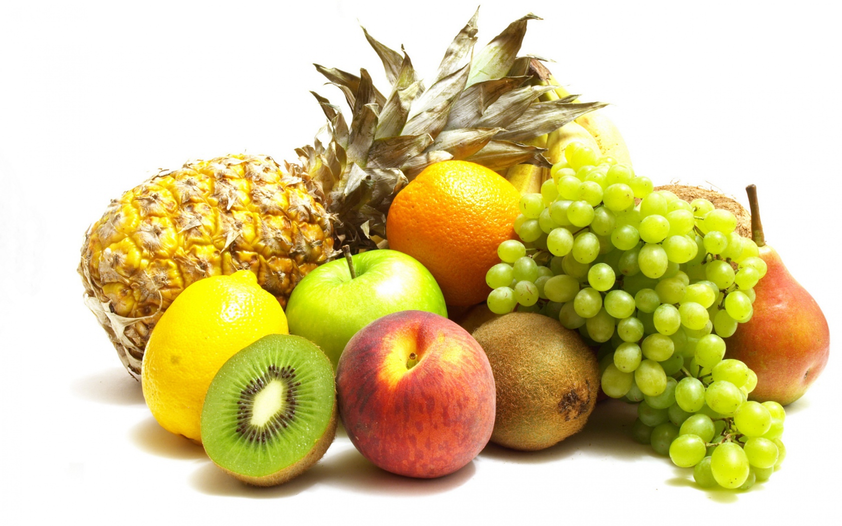 Свежие аппетитные фрукты на белом фоне 
