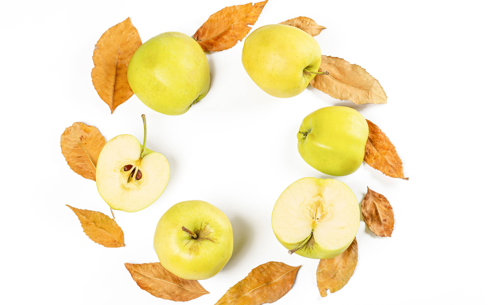 Зеленые яблоки с листьями на белом фоне 