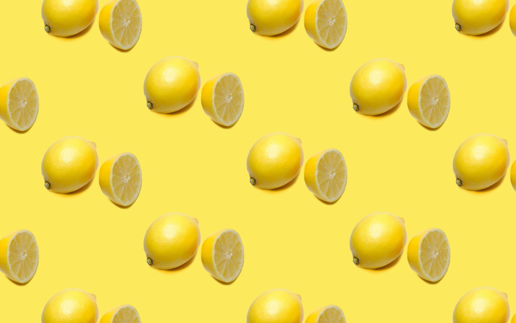 Сочные кислые лимоны на желтом фоне 