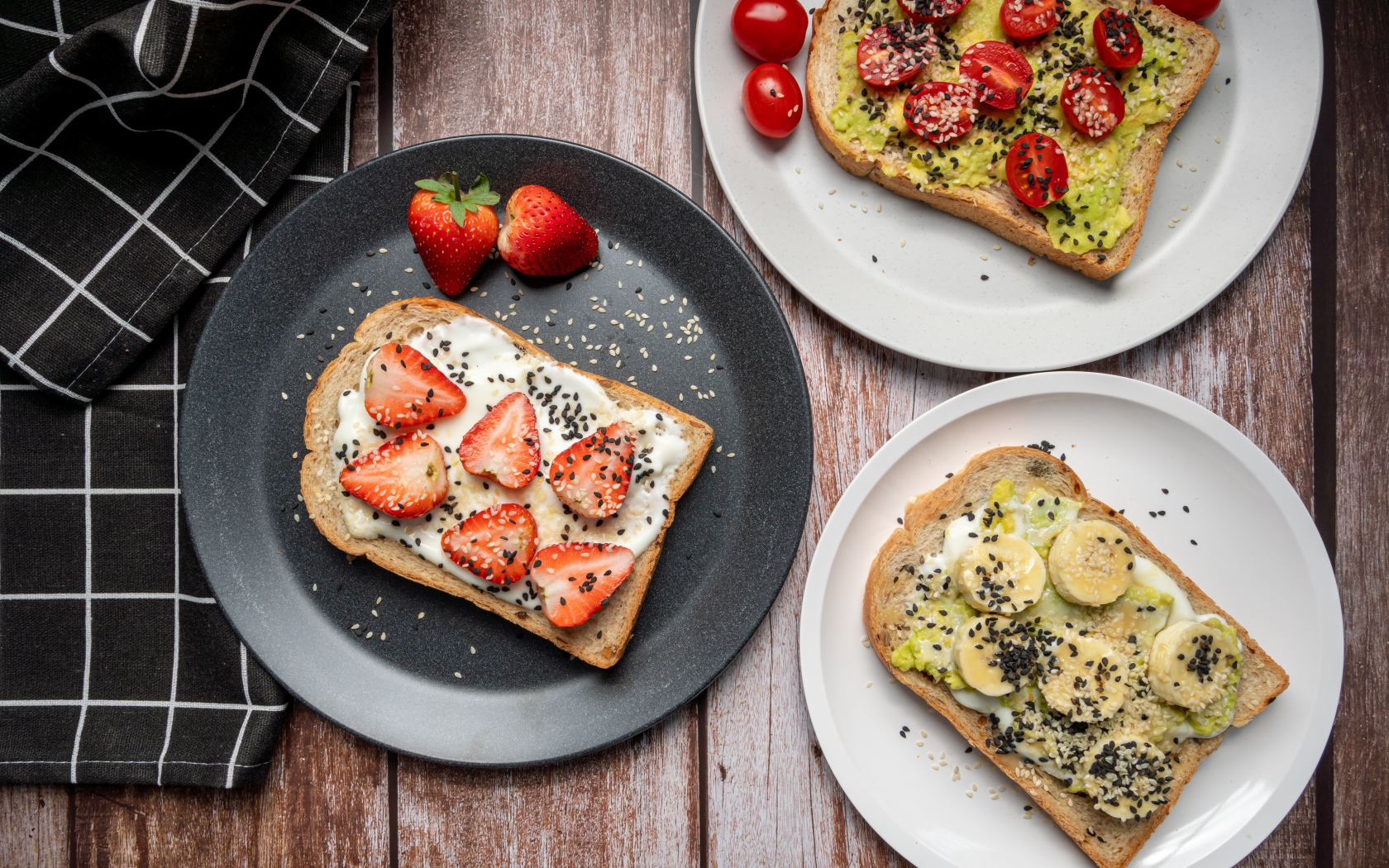 Бутерброды с малиной и бананом 