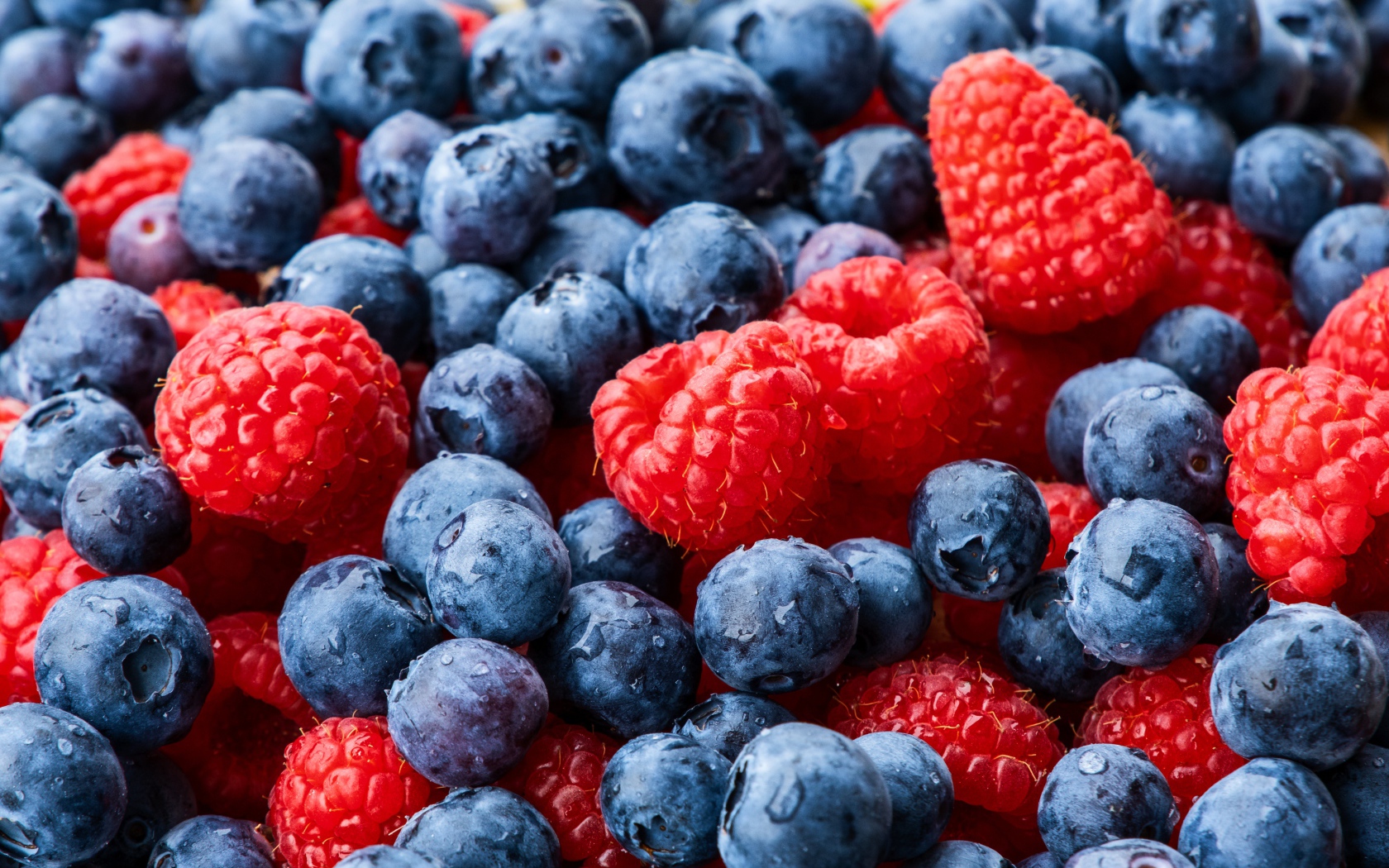 Красная ягода малины с черникой крупным планом 