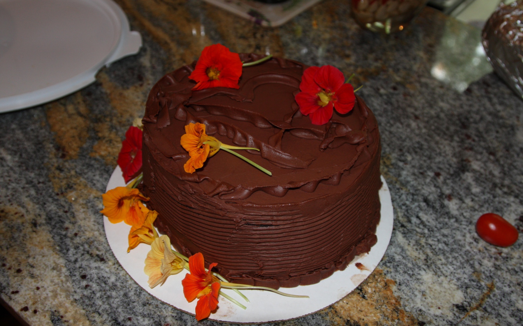 Аппетитный шоколадный торт с цветами настурции