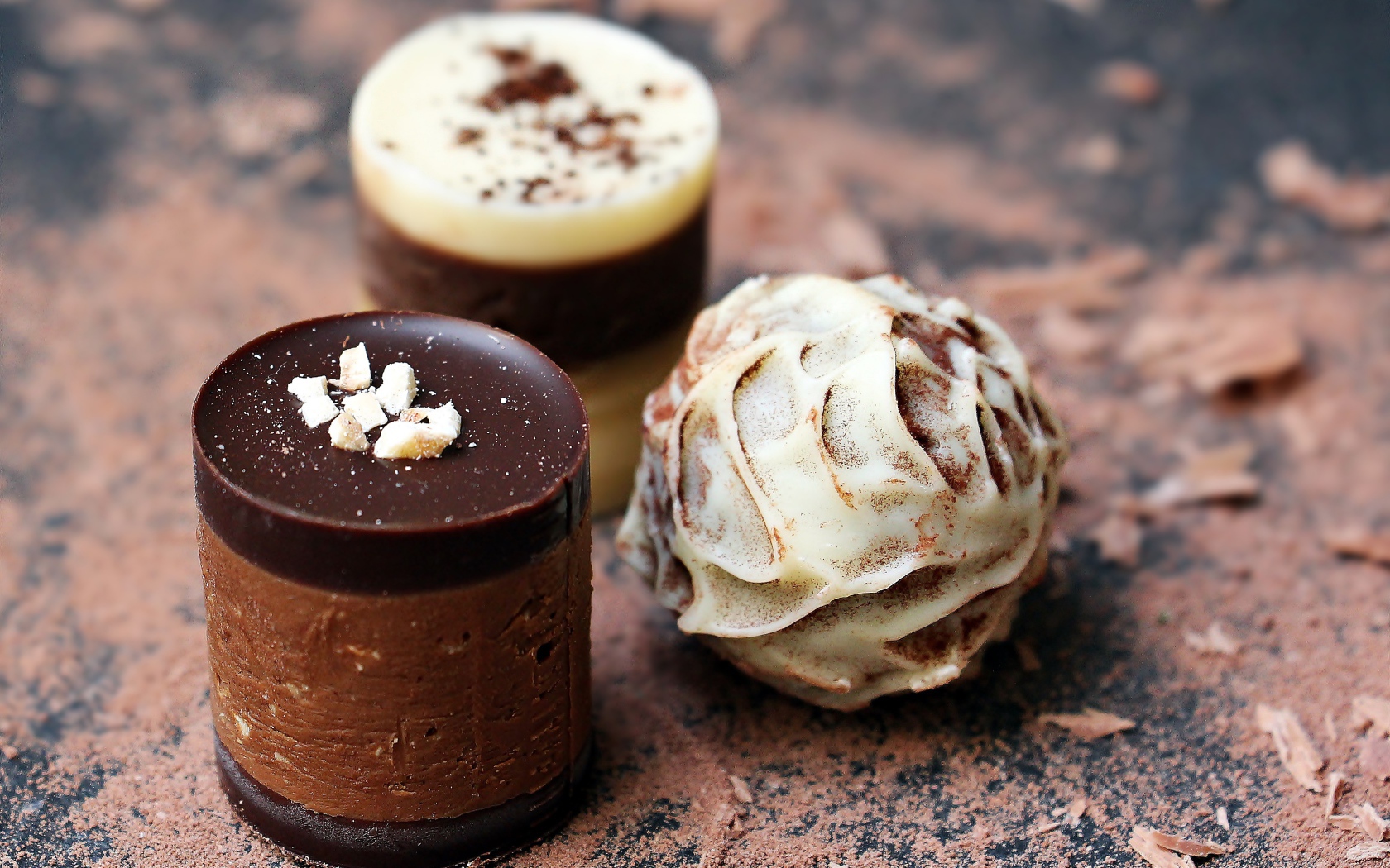 Аппетитные шоколадные конфеты на столе 