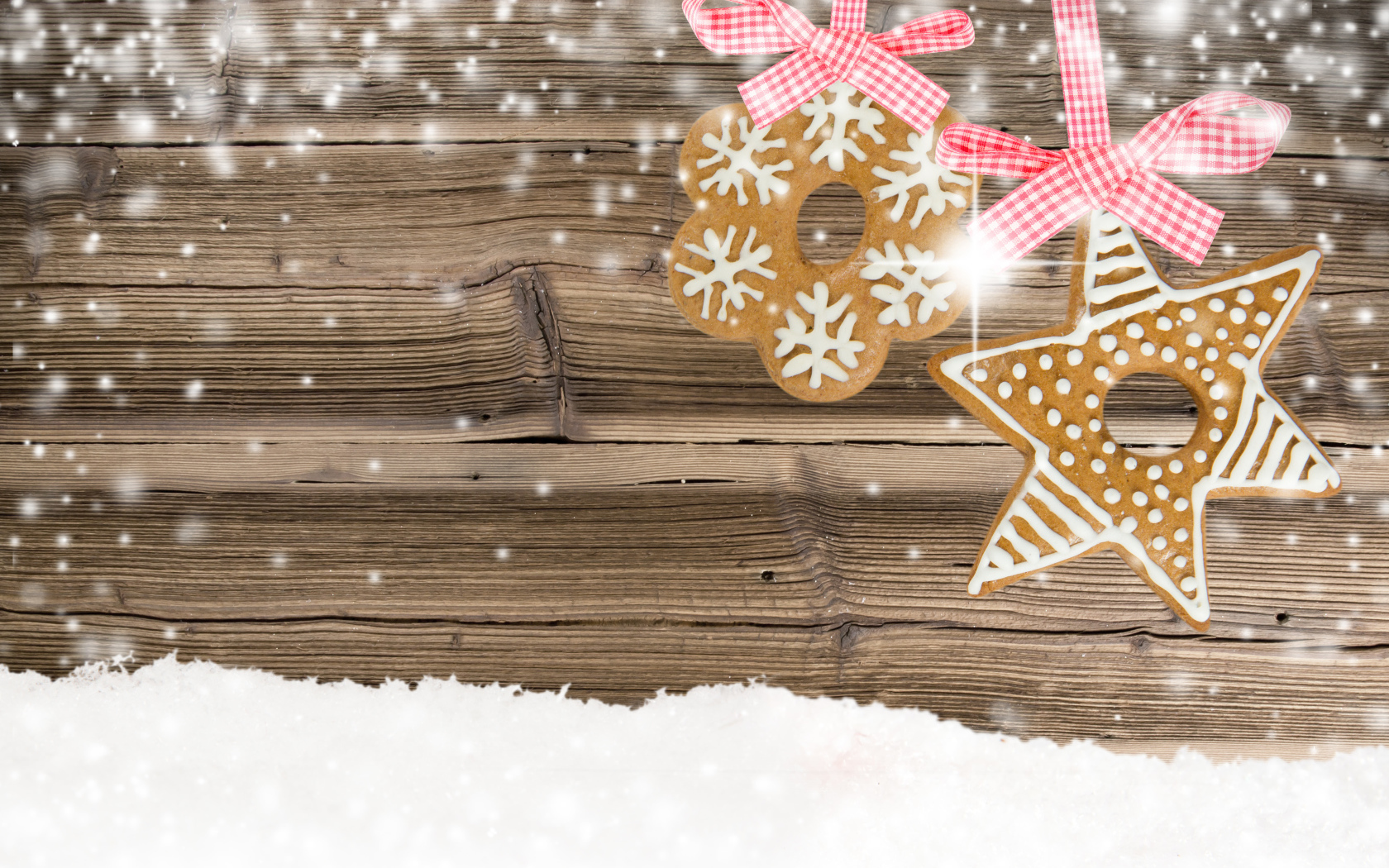 Аппетитное песочное печенье на фоне деревянной стены