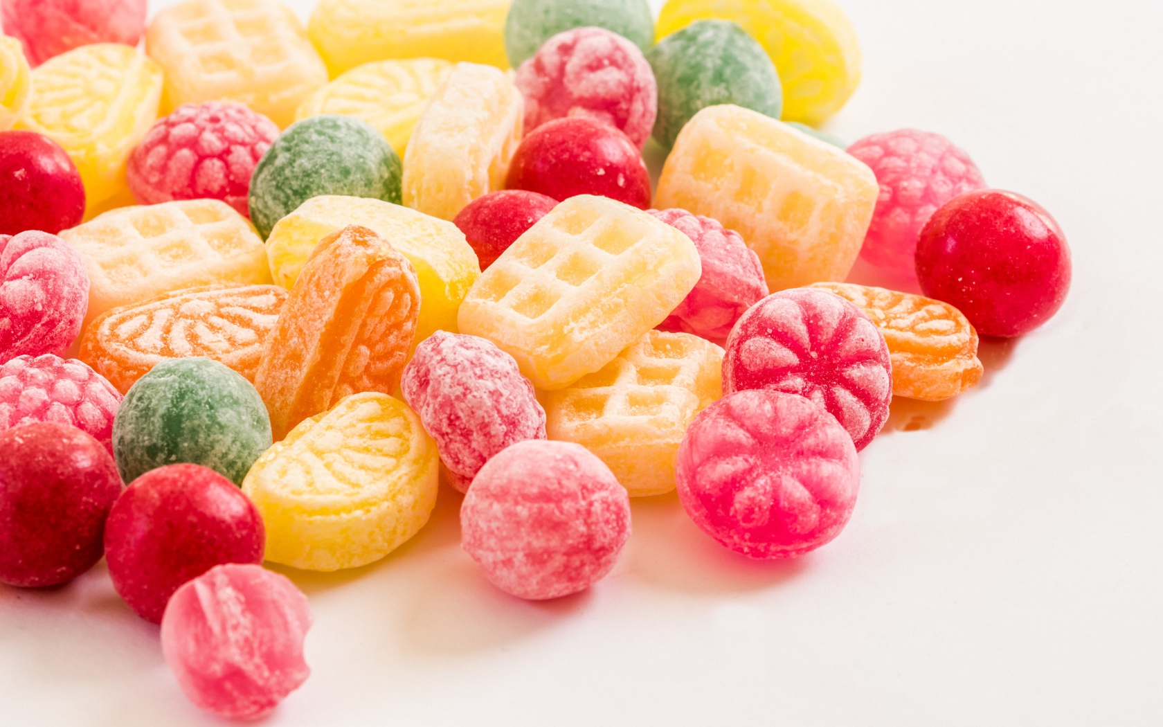 Разные конфеты карамельки на белом фоне