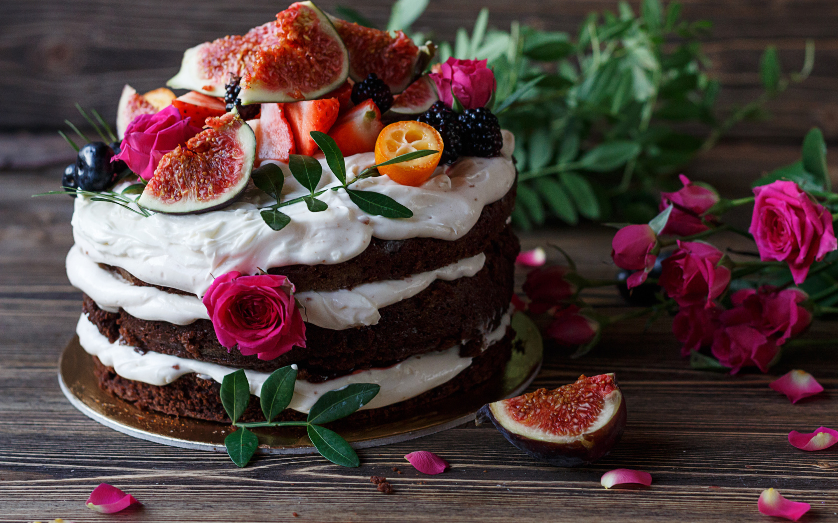 Торт с шоколадными коржами и сливочным кремом украшен ягодами