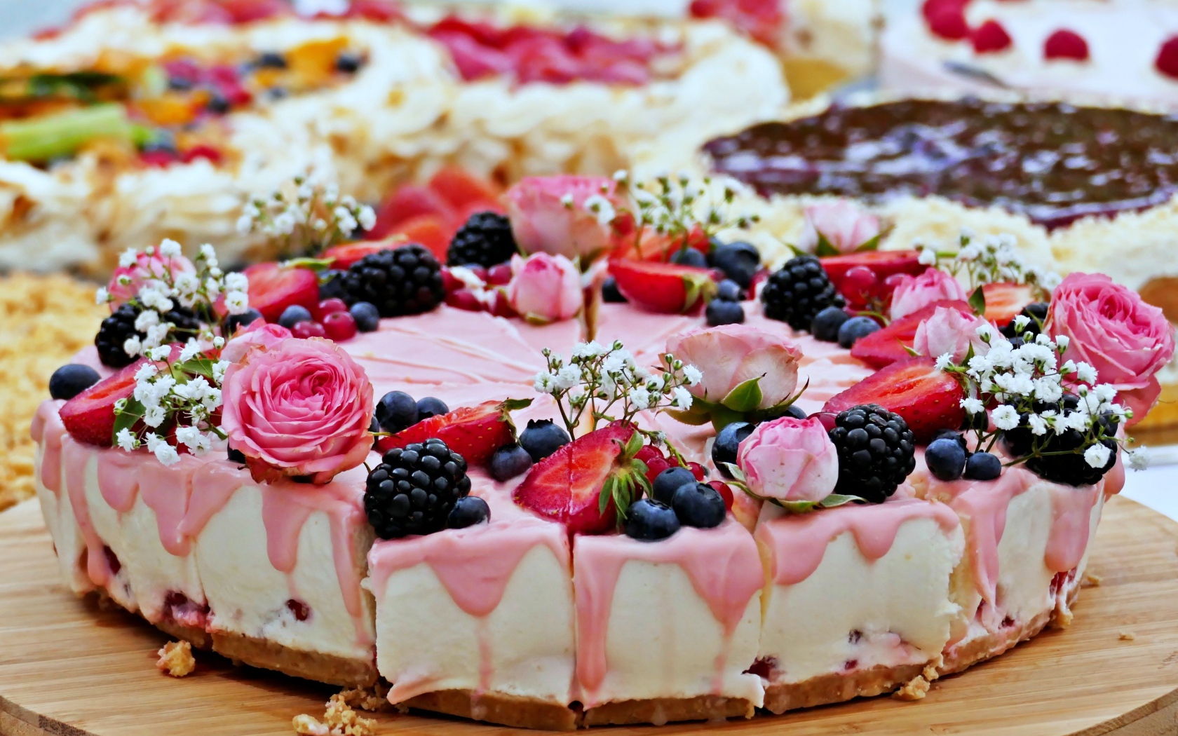 Торт чизкейк с ягодами и цветами 