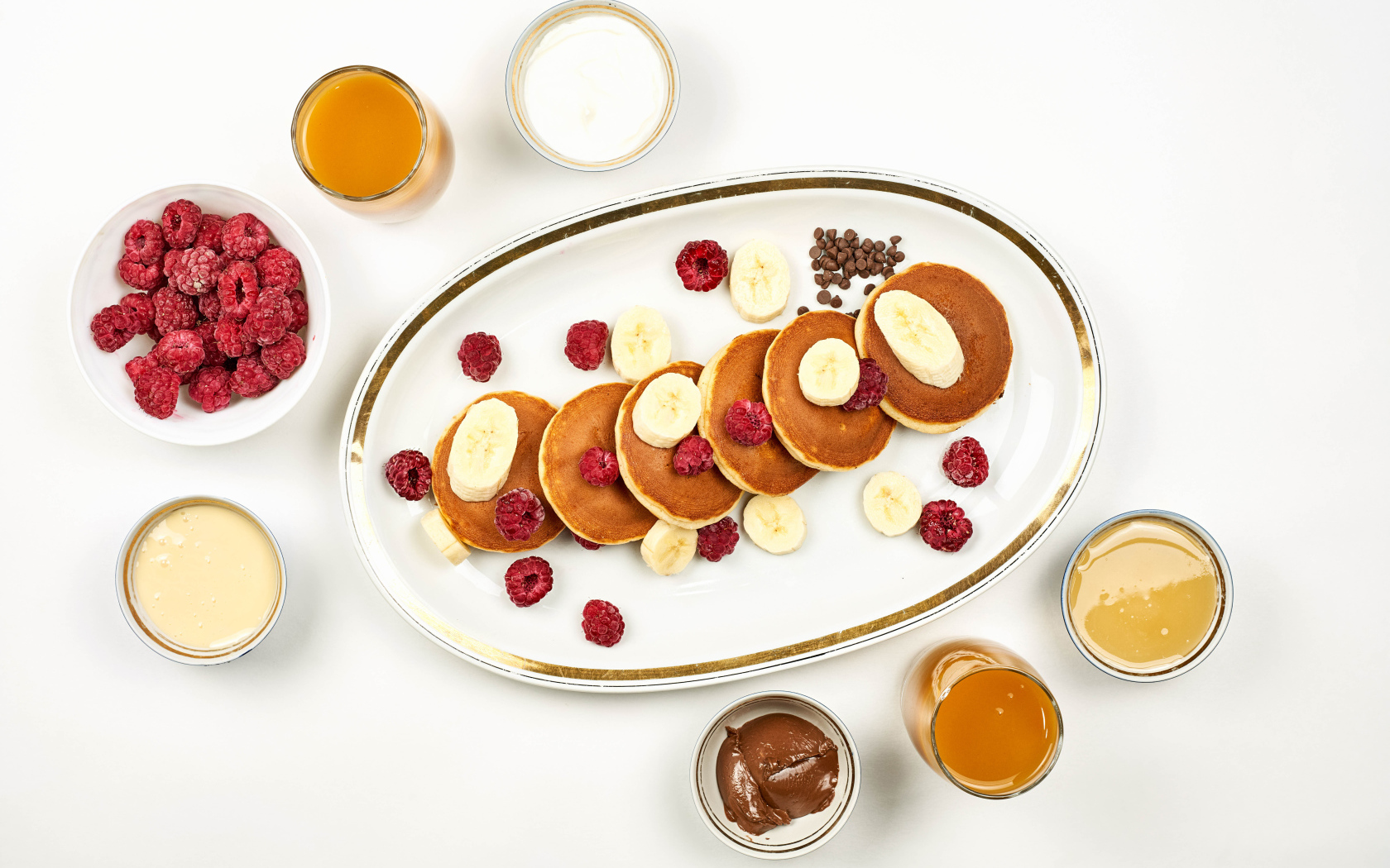 Сырники на столе с малиной и сладкими начинками